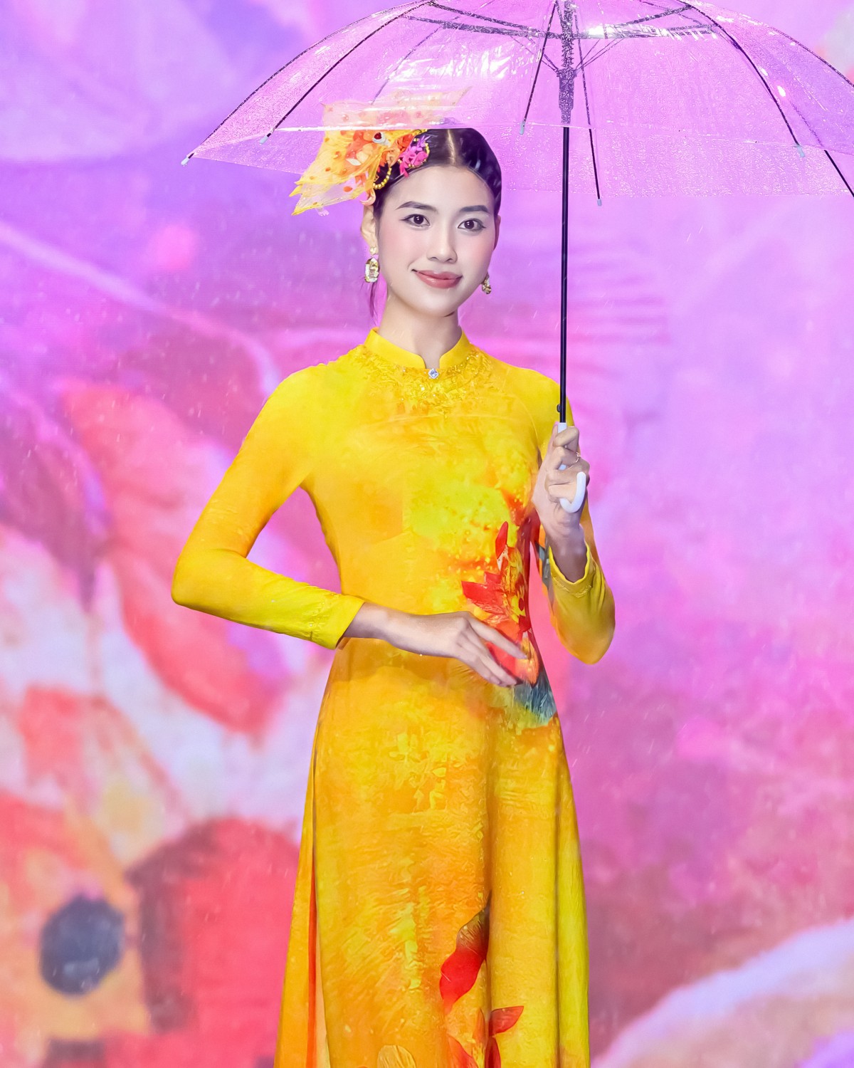 Giữa cơn mưa, NTK Đỗ Trịnh Hoài Nam mở màn ấn tượng với 'Liên Hoa Bảo Việt' tại Áo dài Fashion Show 2025