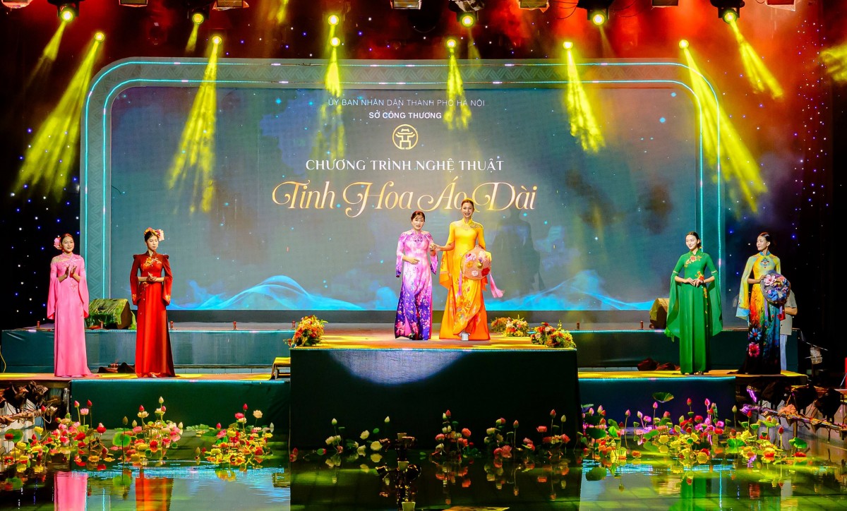 Giữa cơn mưa, NTK Đỗ Trịnh Hoài Nam mở màn ấn tượng với 'Liên Hoa Bảo Việt' tại Áo dài Fashion Show 2025