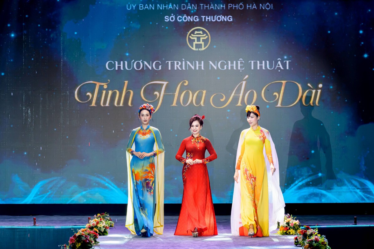 Giữa cơn mưa, NTK Đỗ Trịnh Hoài Nam mở màn ấn tượng với 'Liên Hoa Bảo Việt' tại Áo dài Fashion Show 2025