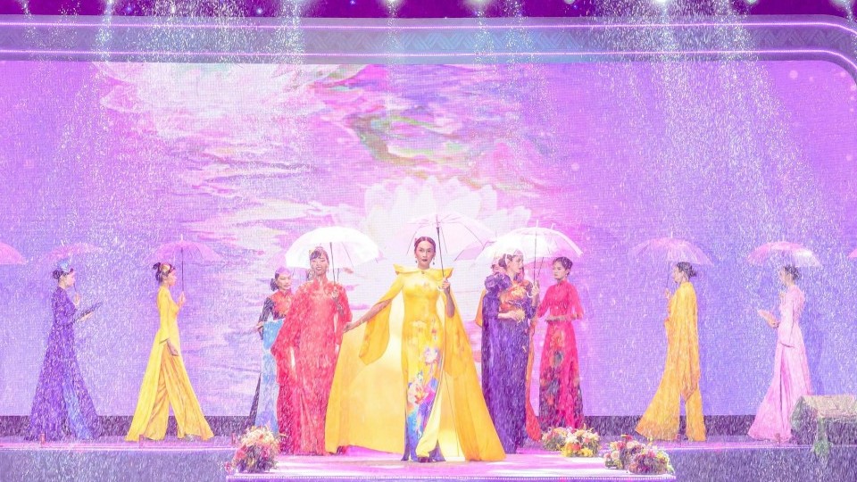 Giữa cơn mưa, NTK Đỗ Trịnh Hoài Nam mở màn ấn tượng với 'Liên Hoa Bảo Việt' tại Áo dài Fashion Show 2025