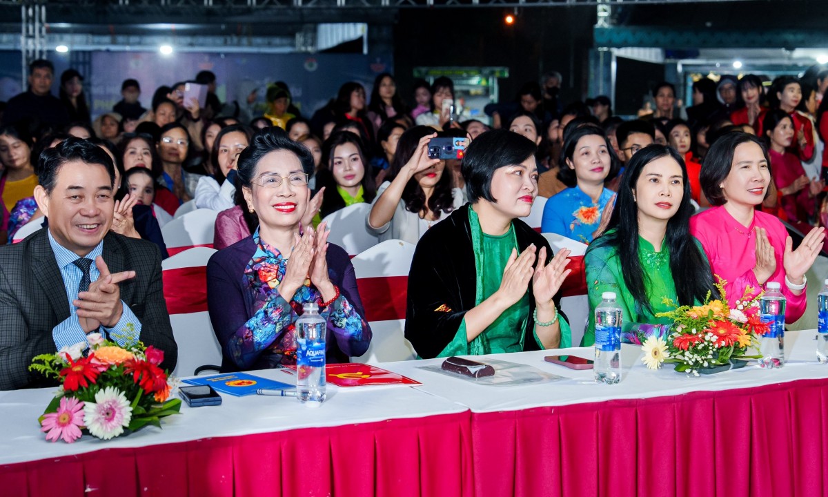 Giữa cơn mưa, NTK Đỗ Trịnh Hoài Nam mở màn ấn tượng với 'Liên Hoa Bảo Việt' tại Áo dài Fashion Show 2025