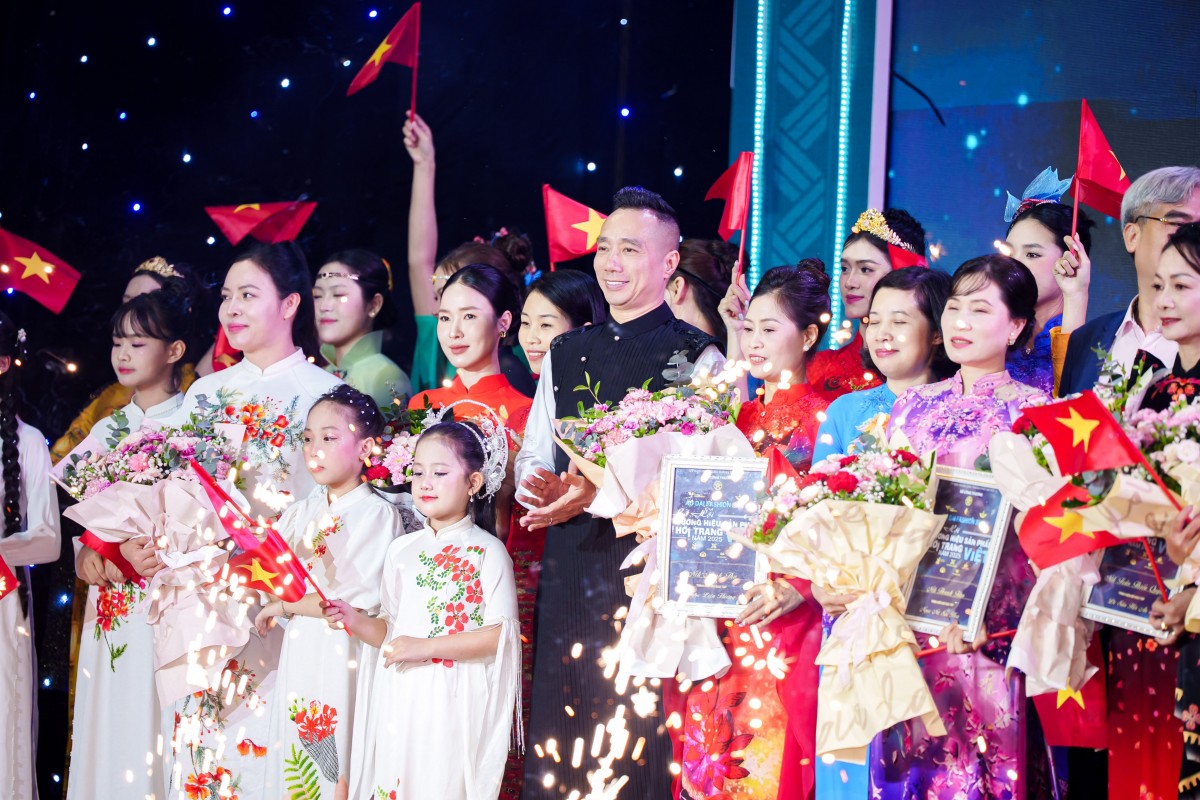 Giữa cơn mưa, NTK Đỗ Trịnh Hoài Nam mở màn ấn tượng với 'Liên Hoa Bảo Việt' tại Áo dài Fashion Show 2025