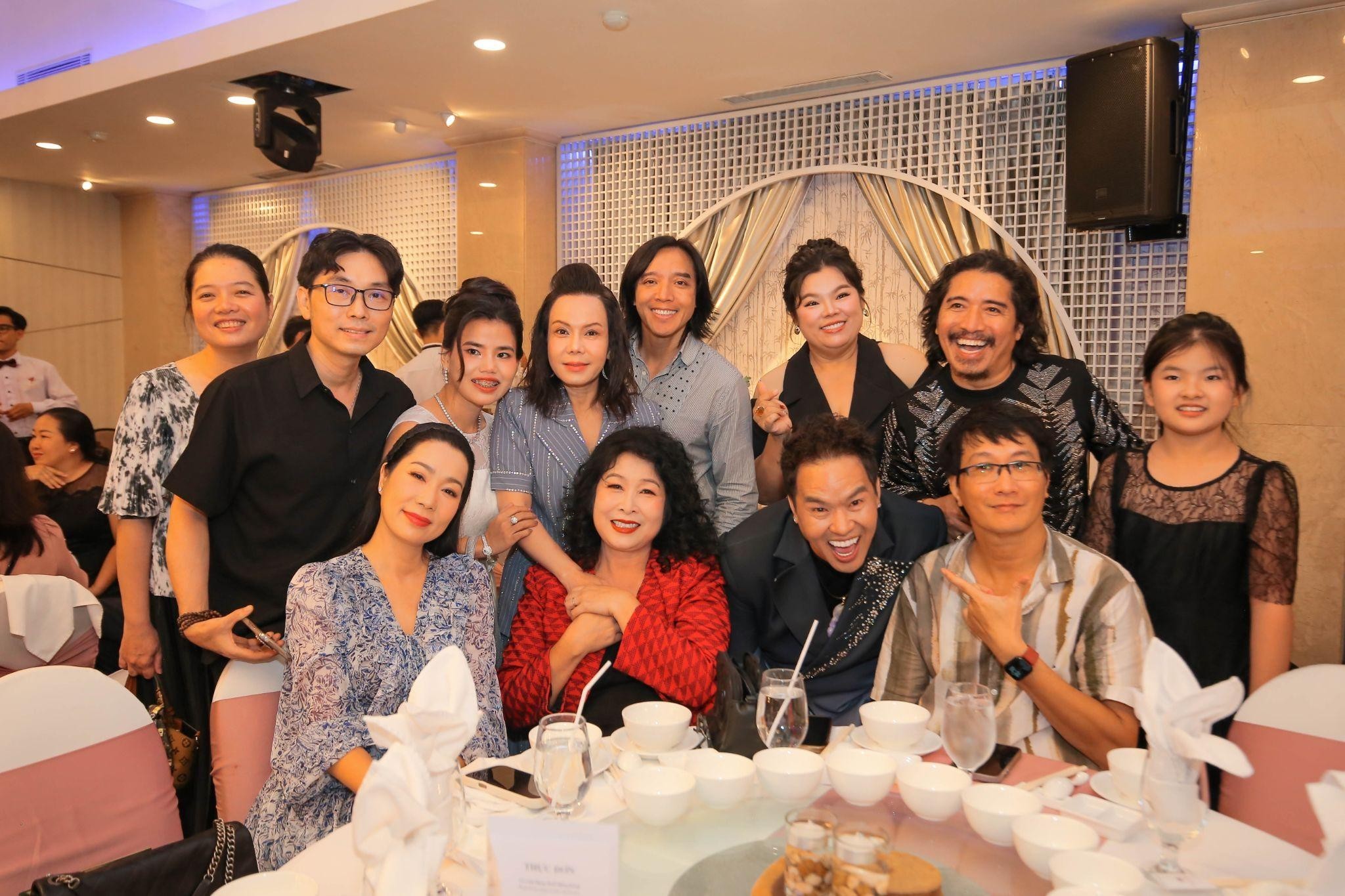 Nghệ sĩ Hoàng Mập mừng sinh nhật với '4 trong 1'