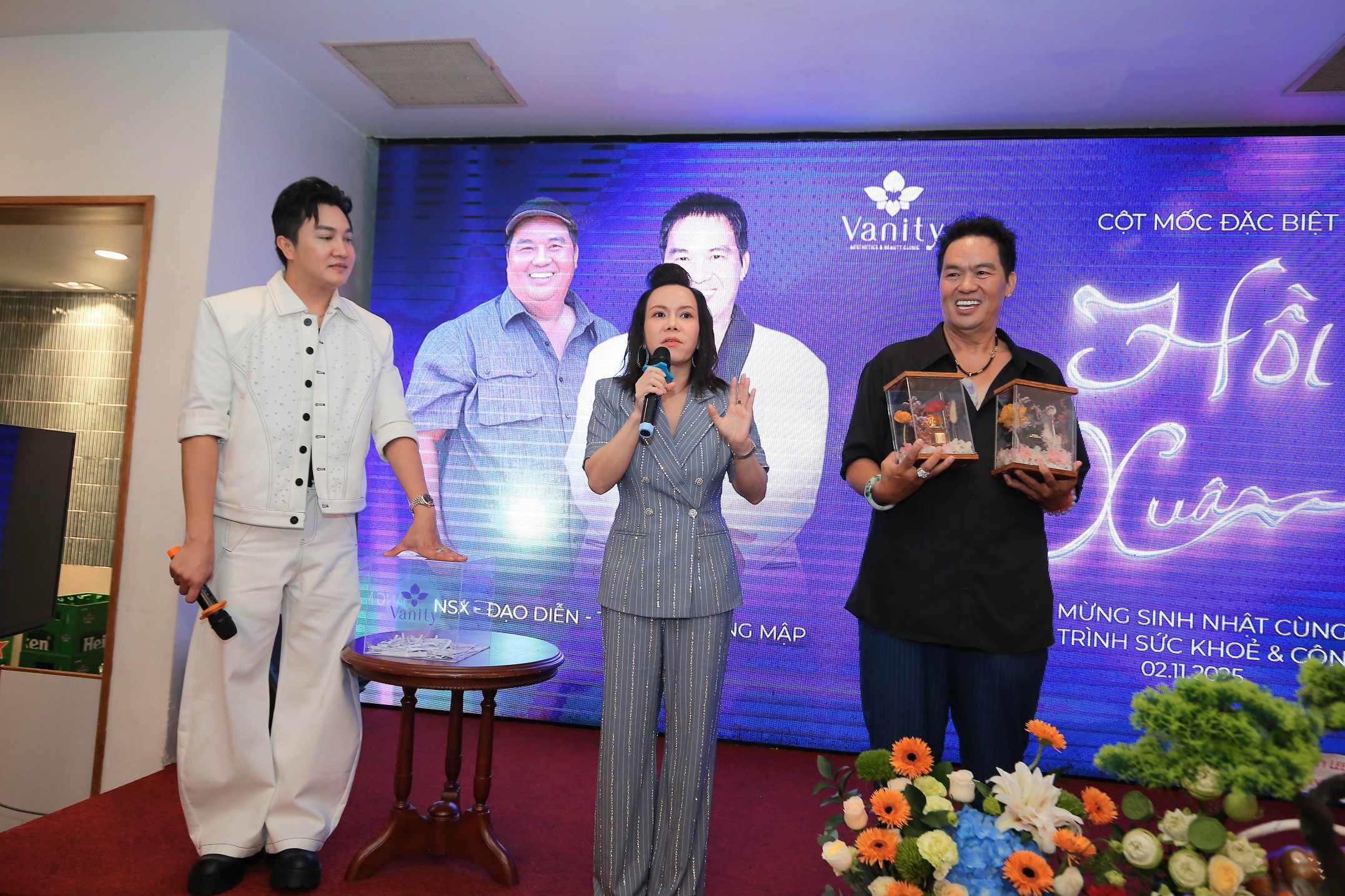 Nghệ sĩ Hoàng Mập mừng sinh nhật với '4 trong 1'