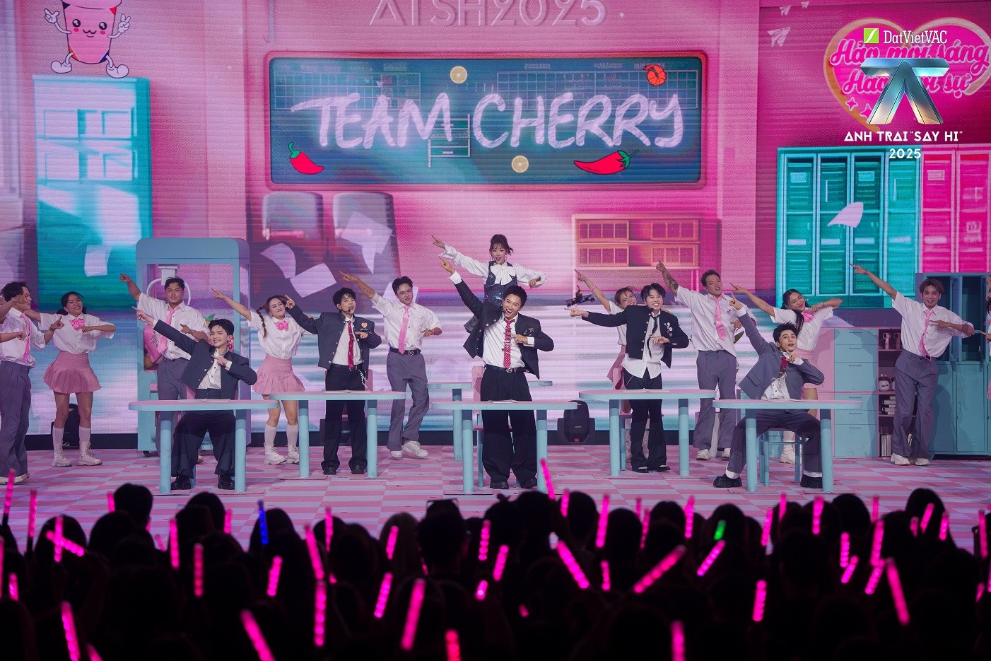 Ngô Kiến Huy vừa chạy một lúc 3 show, vừa làm đội trưởng 'Anh trai 'Say Hi'