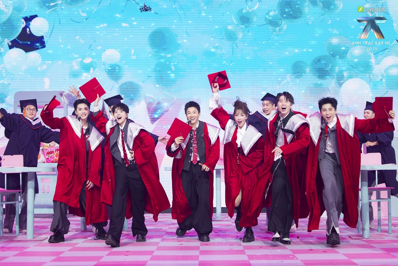 Ngô Kiến Huy vừa chạy một lúc 3 show, vừa làm đội trưởng 'Anh trai 'Say Hi'