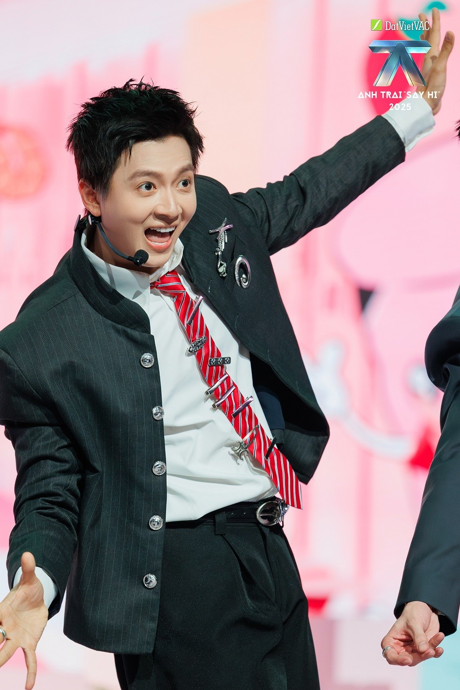 Ngô Kiến Huy vừa chạy một lúc 3 show, vừa làm đội trưởng 'Anh trai 'Say Hi'