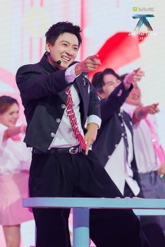 Ngô Kiến Huy vừa chạy một lúc 3 show, vừa làm đội trưởng 'Anh trai 'Say Hi'