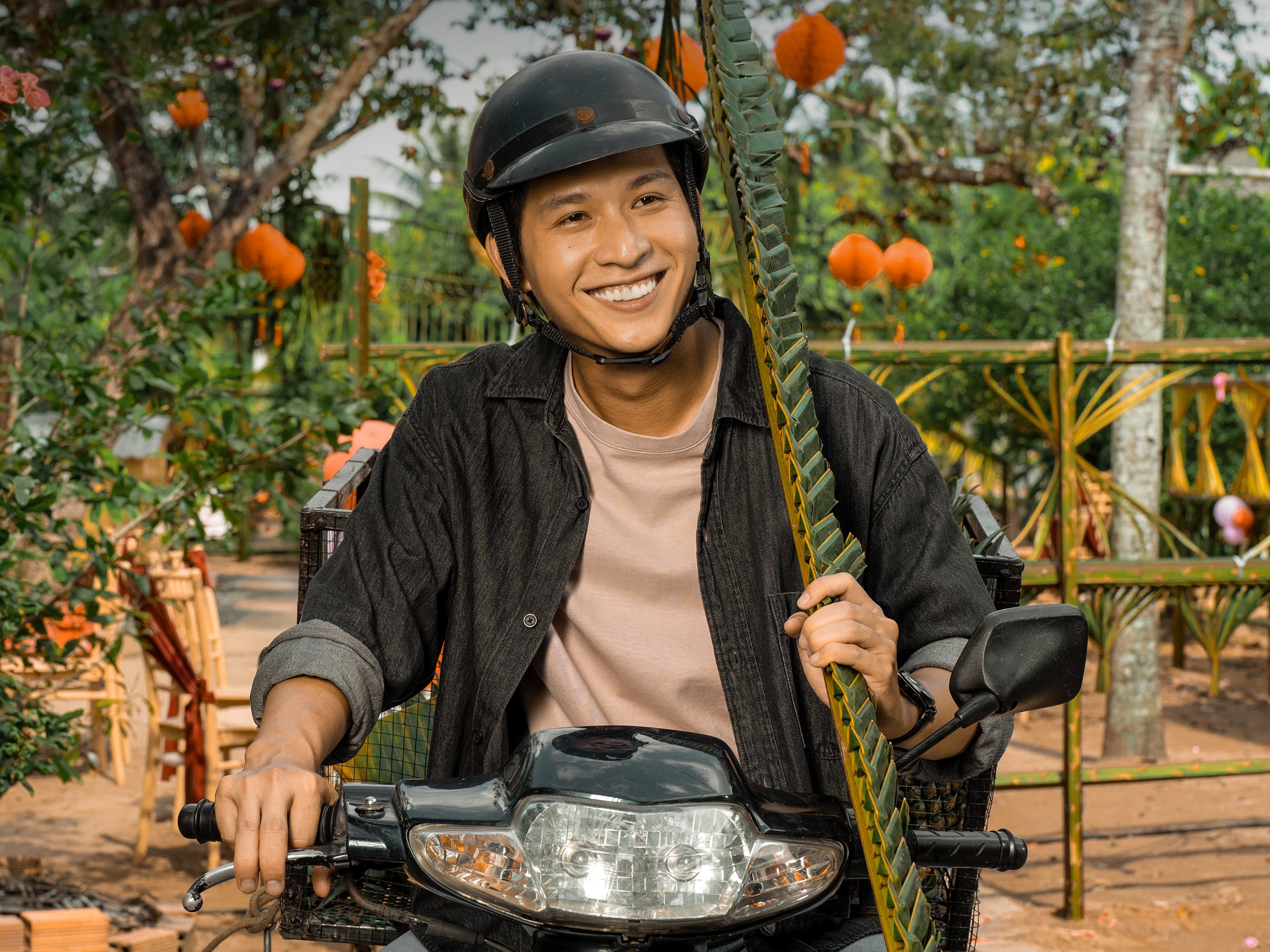 'Cưới vợ cho cha' tung dàn poster nhân vật xóm quê 'sản xuất theo lô' đi đâu cũng thấy