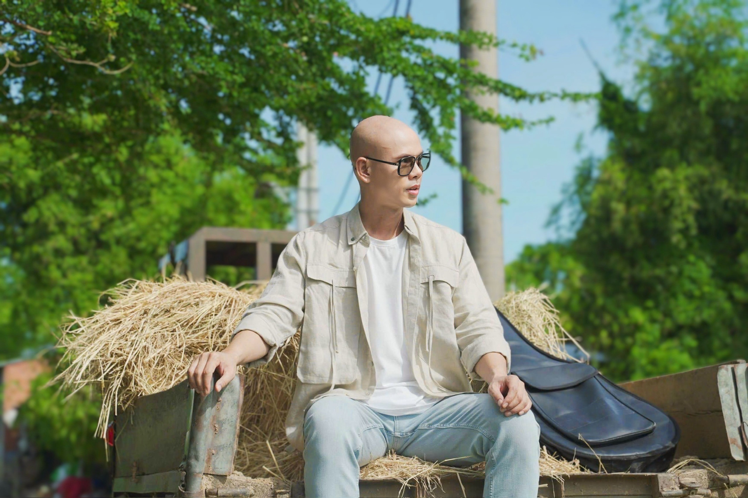 Phan Đinh Tùng cùng bà xã tái hiện miền ký ức ngọt ngào trong MV mới