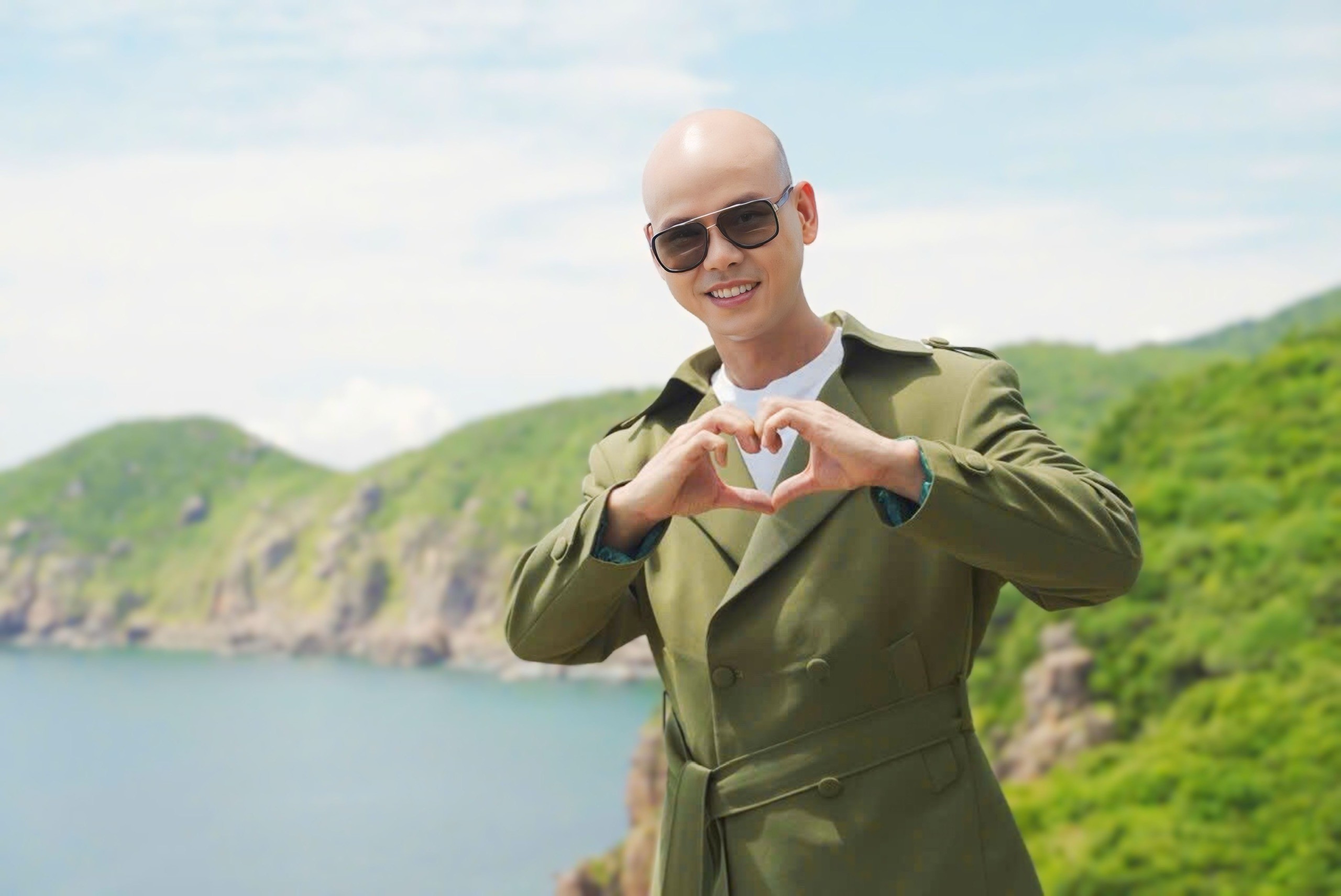 Phan Đinh Tùng cùng bà xã tái hiện miền ký ức ngọt ngào trong MV mới