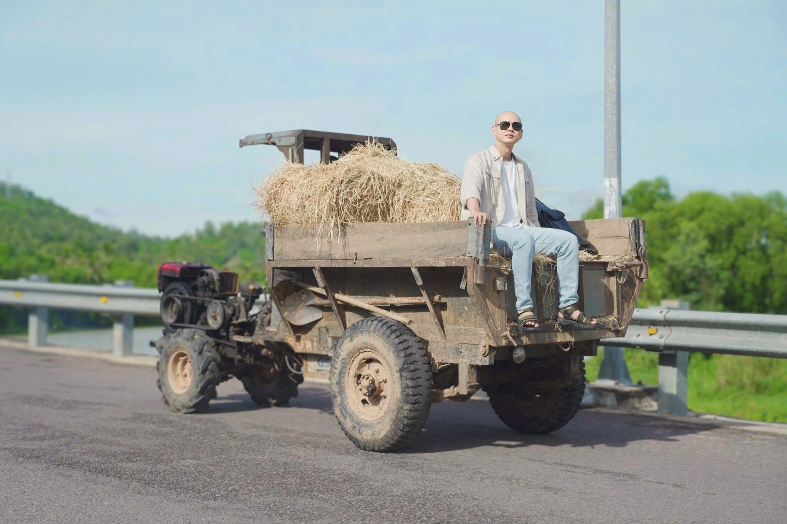 Phan Đinh Tùng cùng bà xã tái hiện miền ký ức ngọt ngào trong MV mới