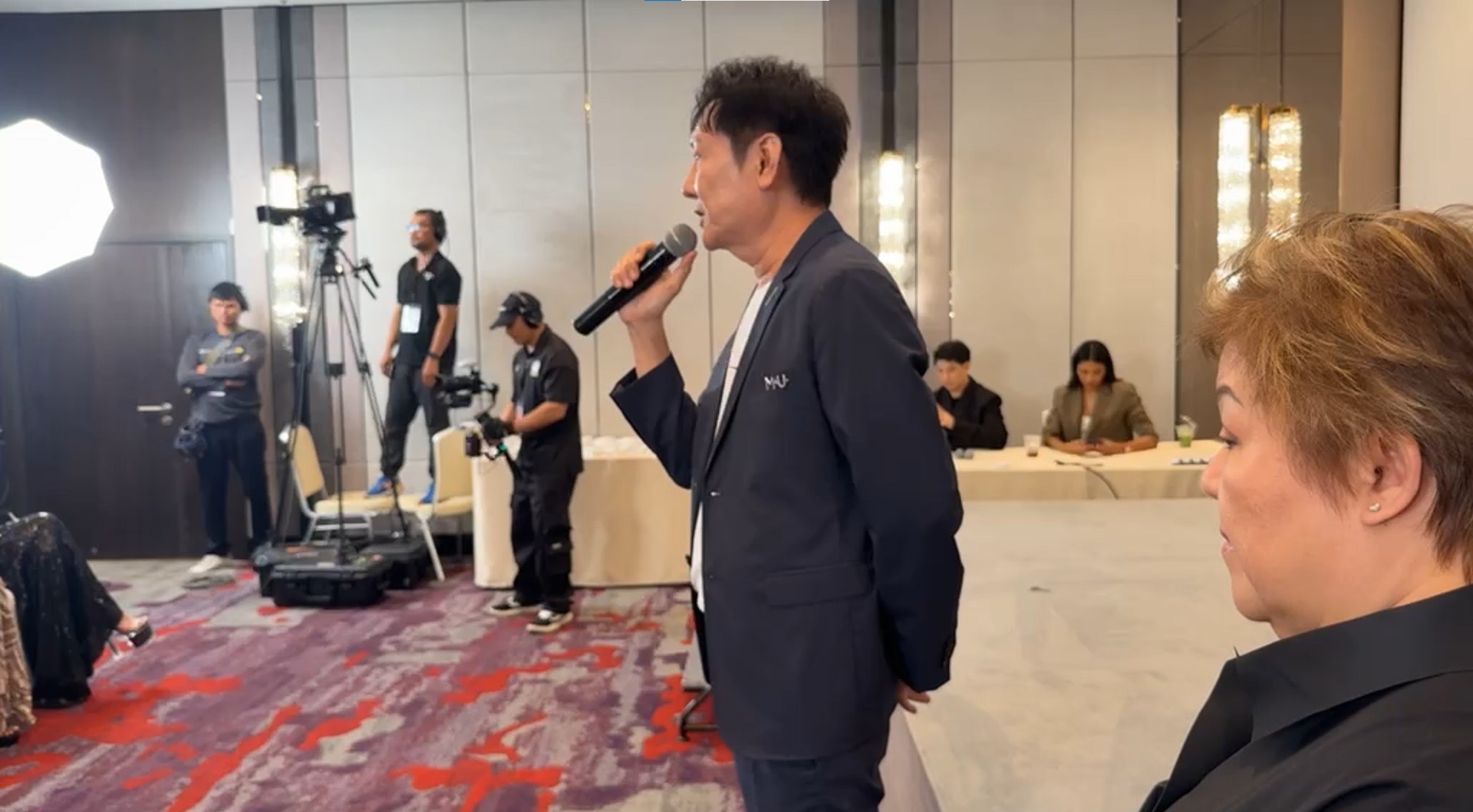 Đương kim Hoa hậu lên tiếng phản đối thái độ của Ông Nawat tại Miss Universe 2025 Đương kim Hoa hậu lên tiếng phản đối thái độ của Ông Nawat tại Miss Universe 2025