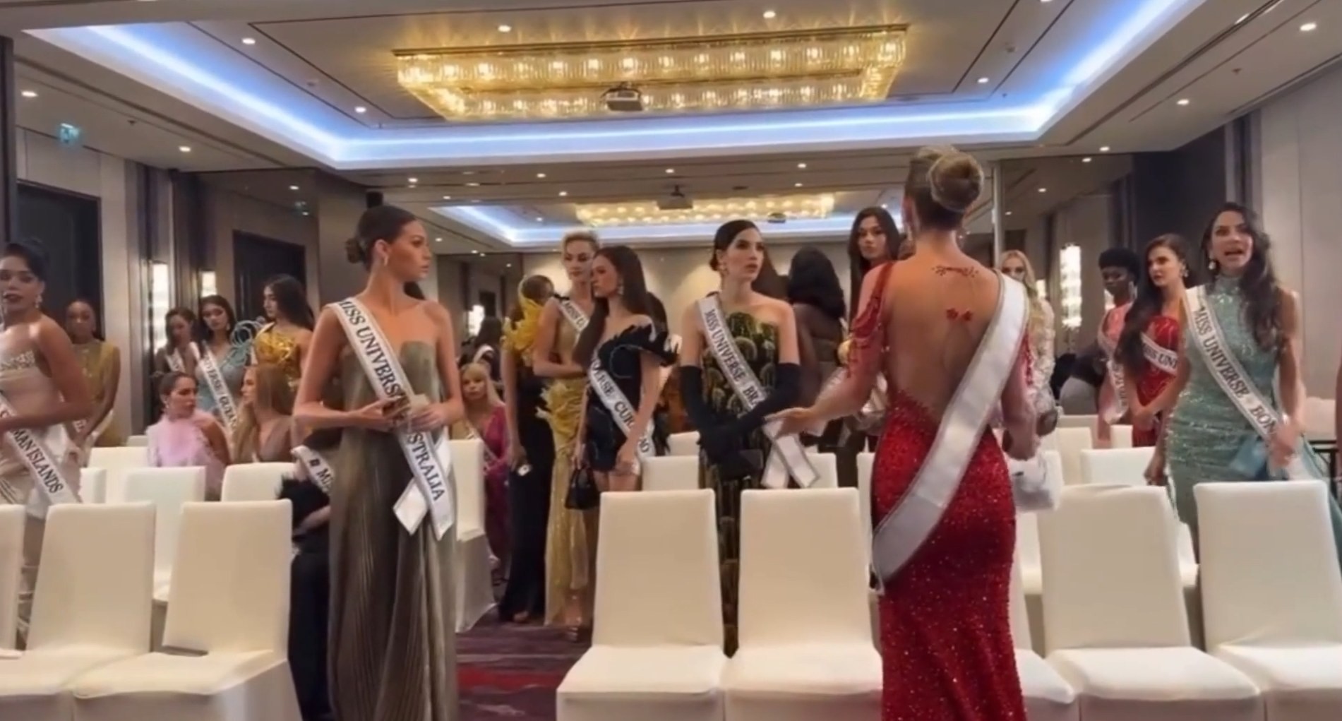 Đương kim Hoa hậu lên tiếng phản đối thái độ của Ông Nawat tại Miss Universe 2025