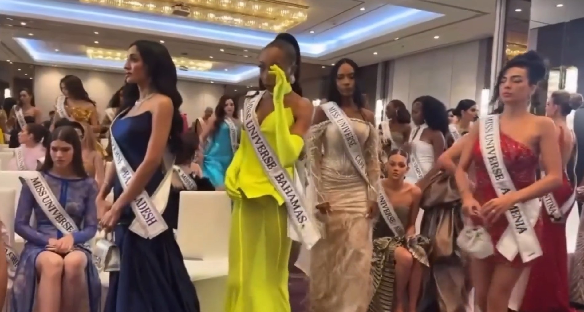 Đương kim Hoa hậu lên tiếng phản đối thái độ của Ông Nawat tại Miss Universe 2025