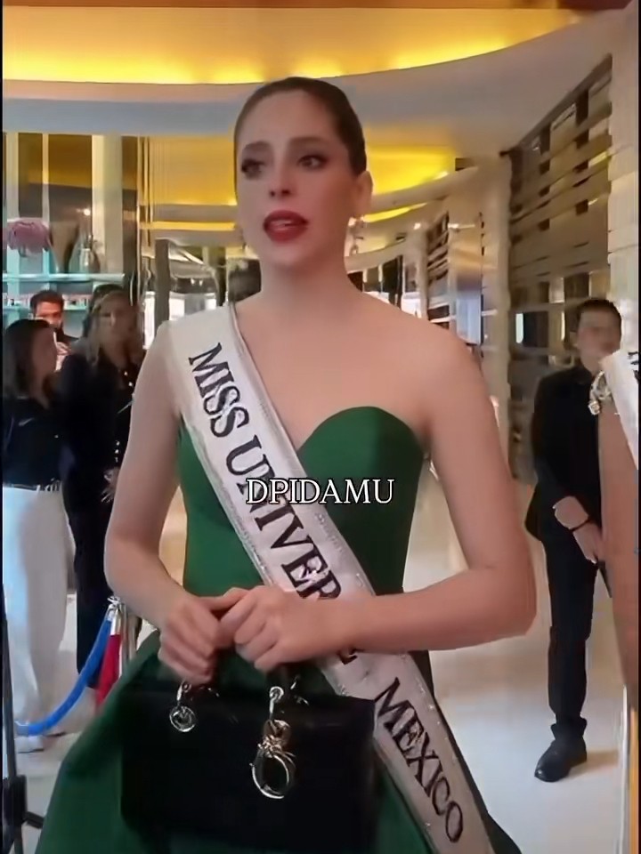 Đương kim Hoa hậu lên tiếng phản đối thái độ của Ông Nawat tại Miss Universe 2025 Đương kim Hoa hậu lên tiếng phản đối thái độ của Ông Nawat tại Miss Universe 2025