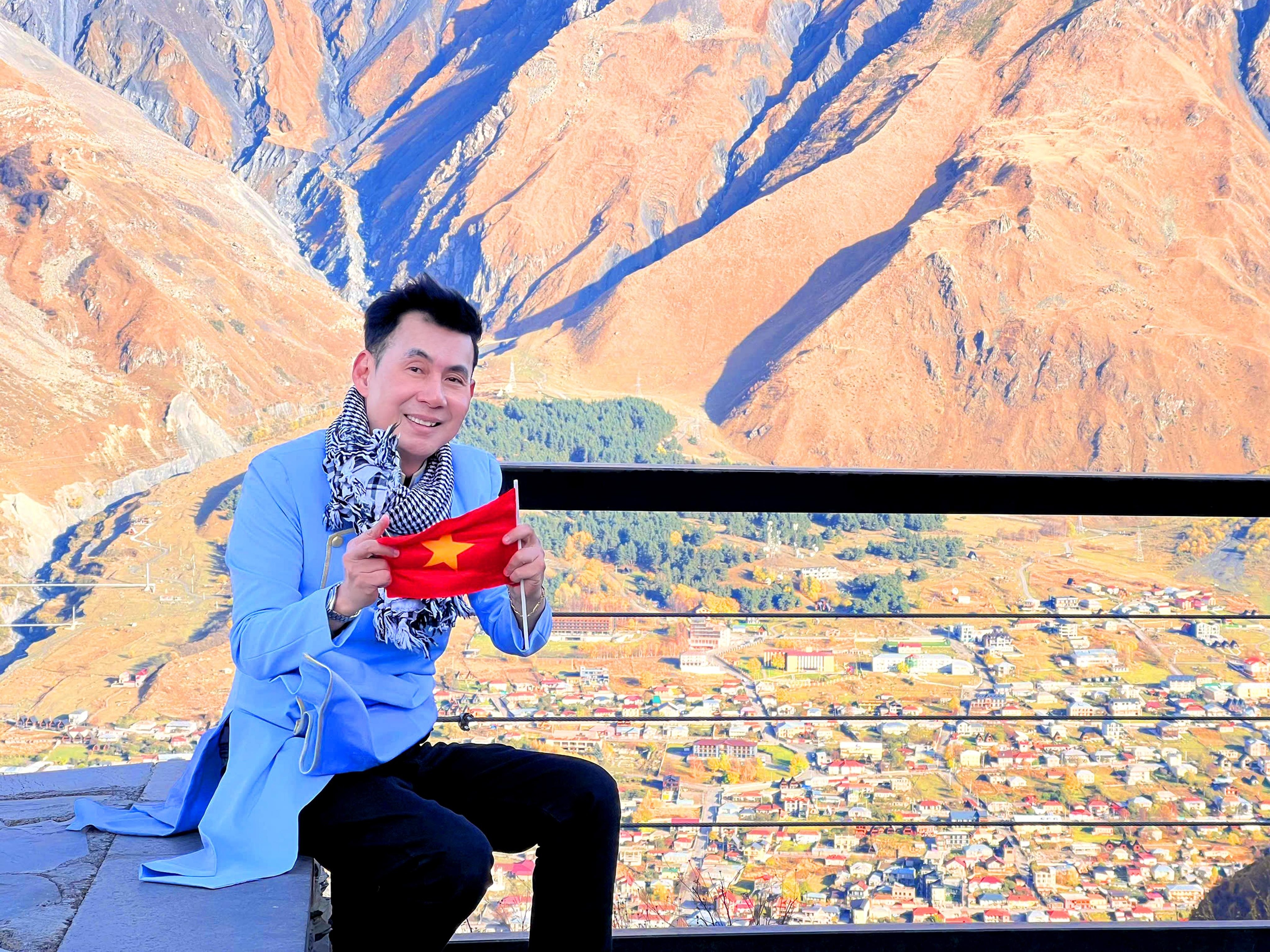 Đoan Trường mang Quốc kỳ Việt Nam chinh phục dãy núi Kavkaz cao 5.000m