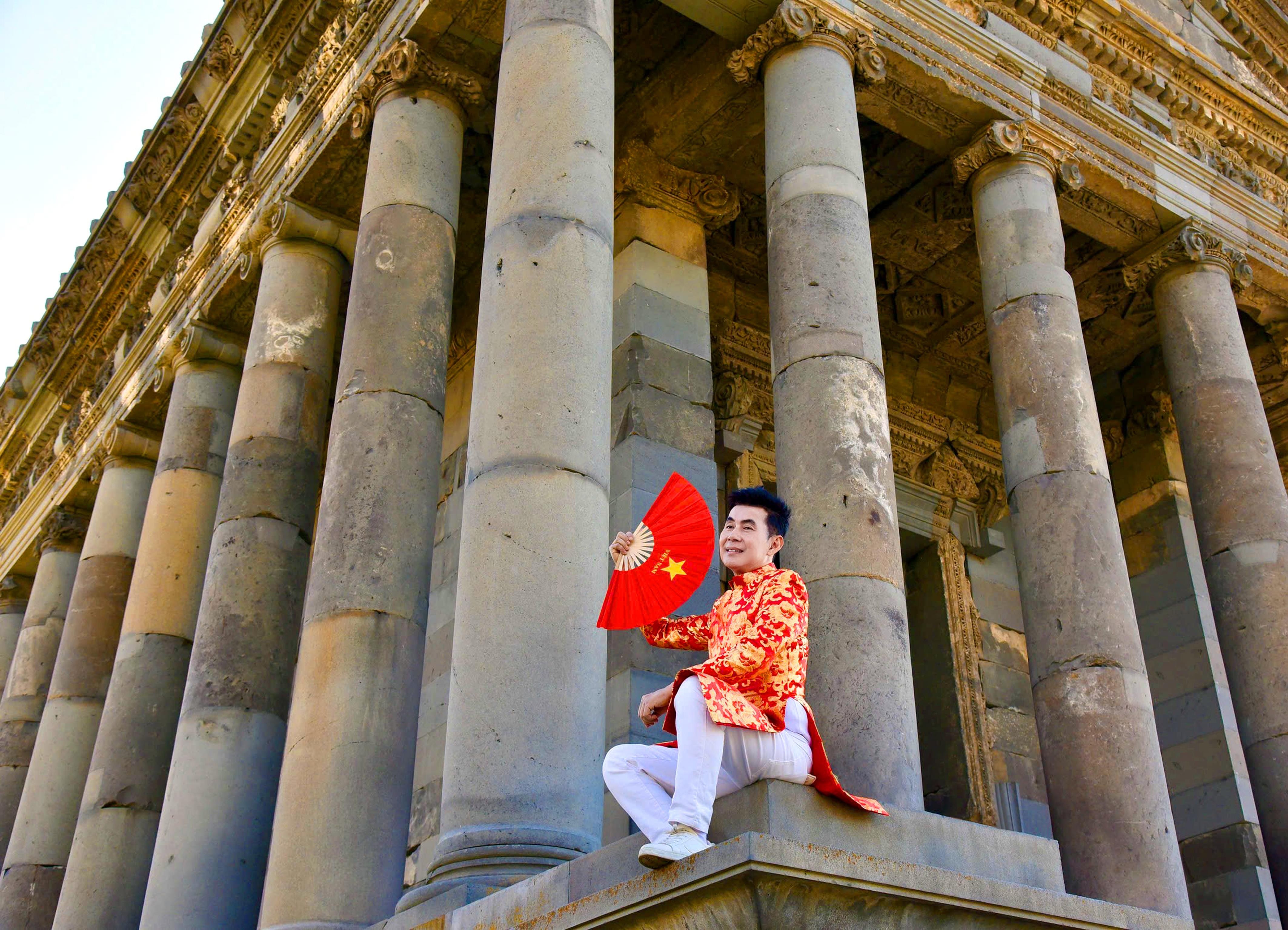 Đoan Trường mang Quốc kỳ Việt Nam chinh phục dãy núi Kavkaz cao 5.000m