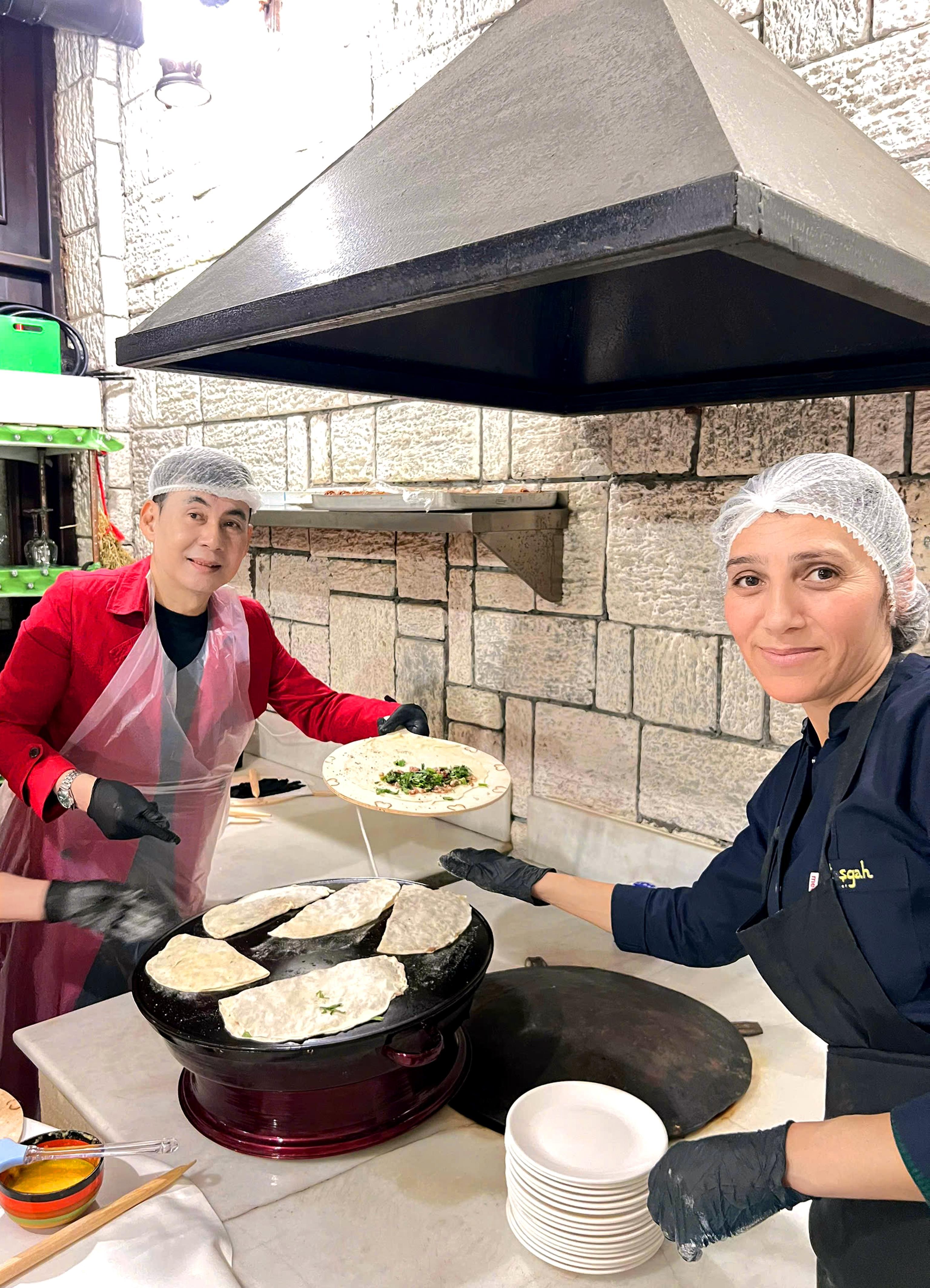 Đoan Trường mang Quốc kỳ Việt Nam chinh phục dãy núi Kavkaz cao 5.000m