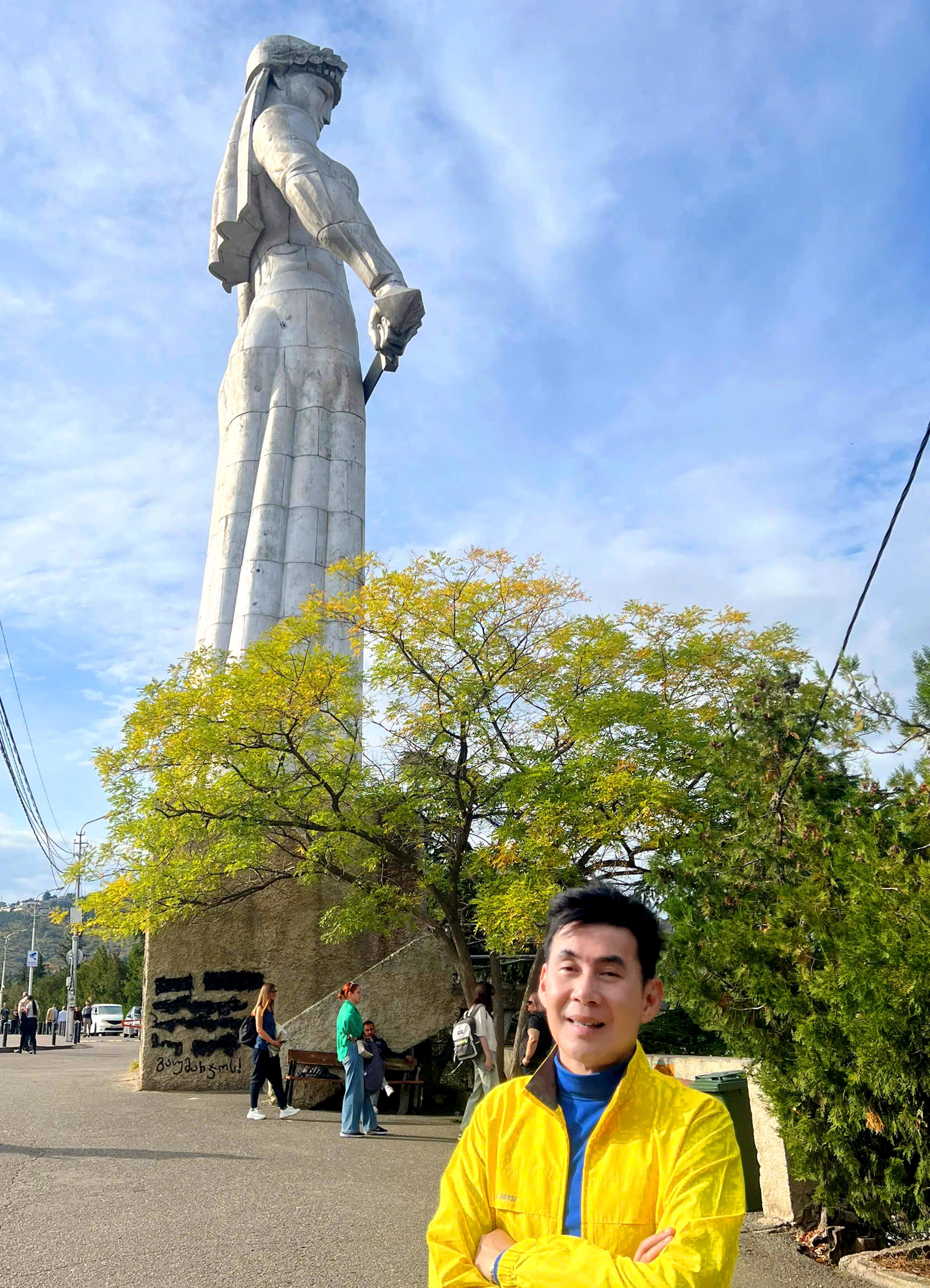 Đoan Trường mang Quốc kỳ Việt Nam chinh phục dãy núi Kavkaz cao 5.000m