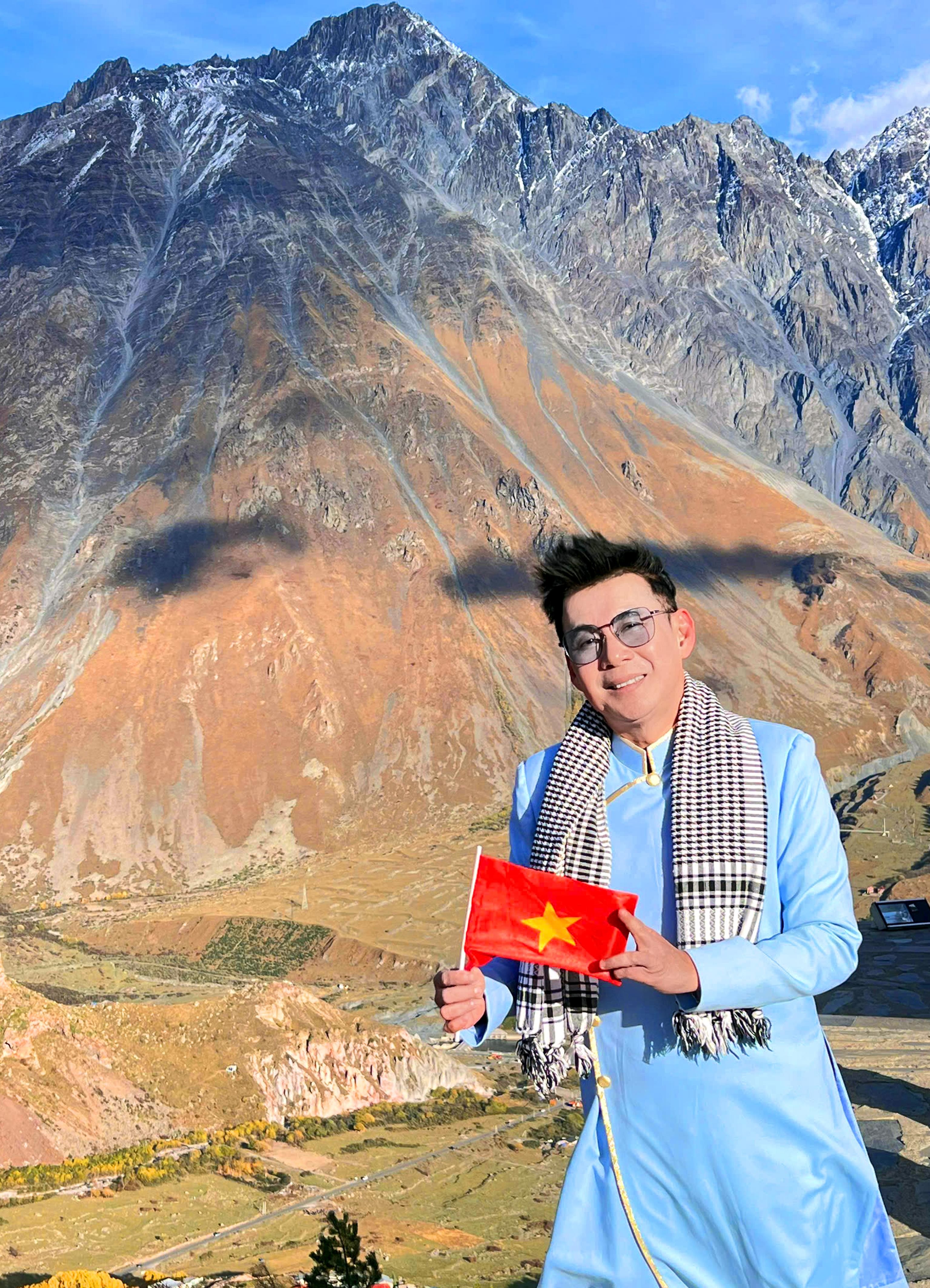 Đoan Trường mang Quốc kỳ Việt Nam chinh phục dãy núi Kavkaz cao 5.000m