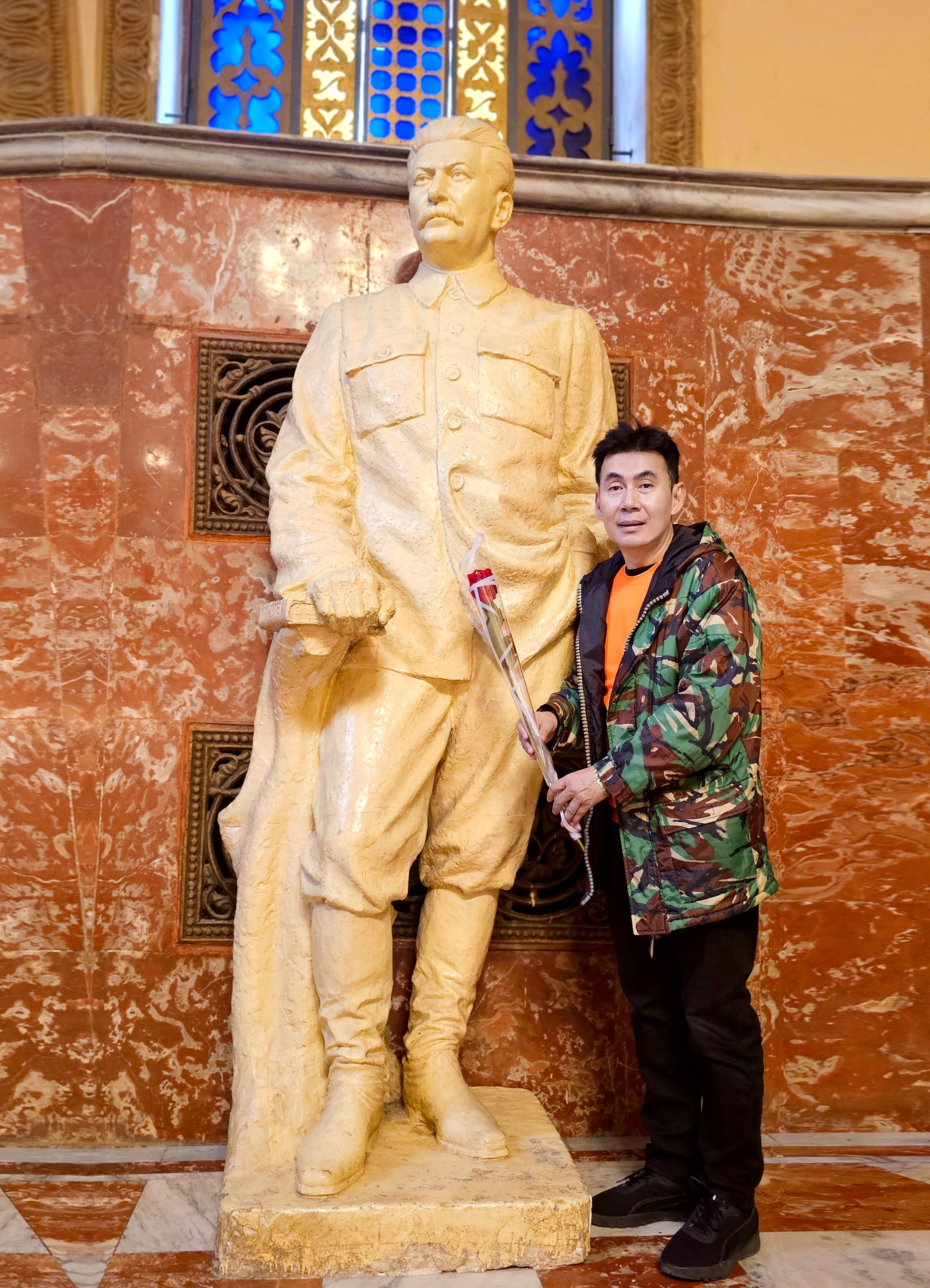 Đoan Trường mang Quốc kỳ Việt Nam chinh phục dãy núi Kavkaz cao 5.000m