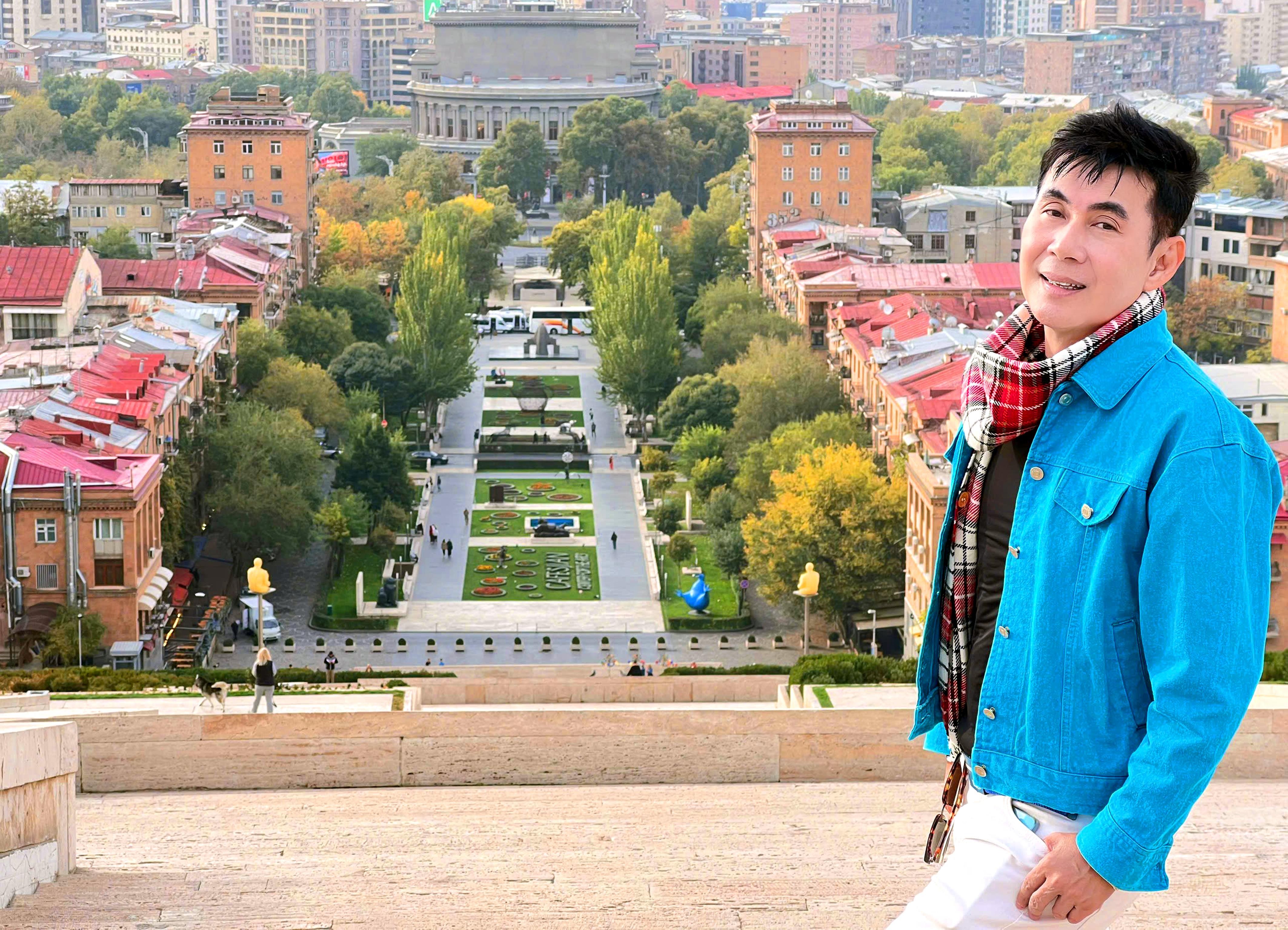 Đoan Trường mang Quốc kỳ Việt Nam chinh phục dãy núi Kavkaz cao 5.000m