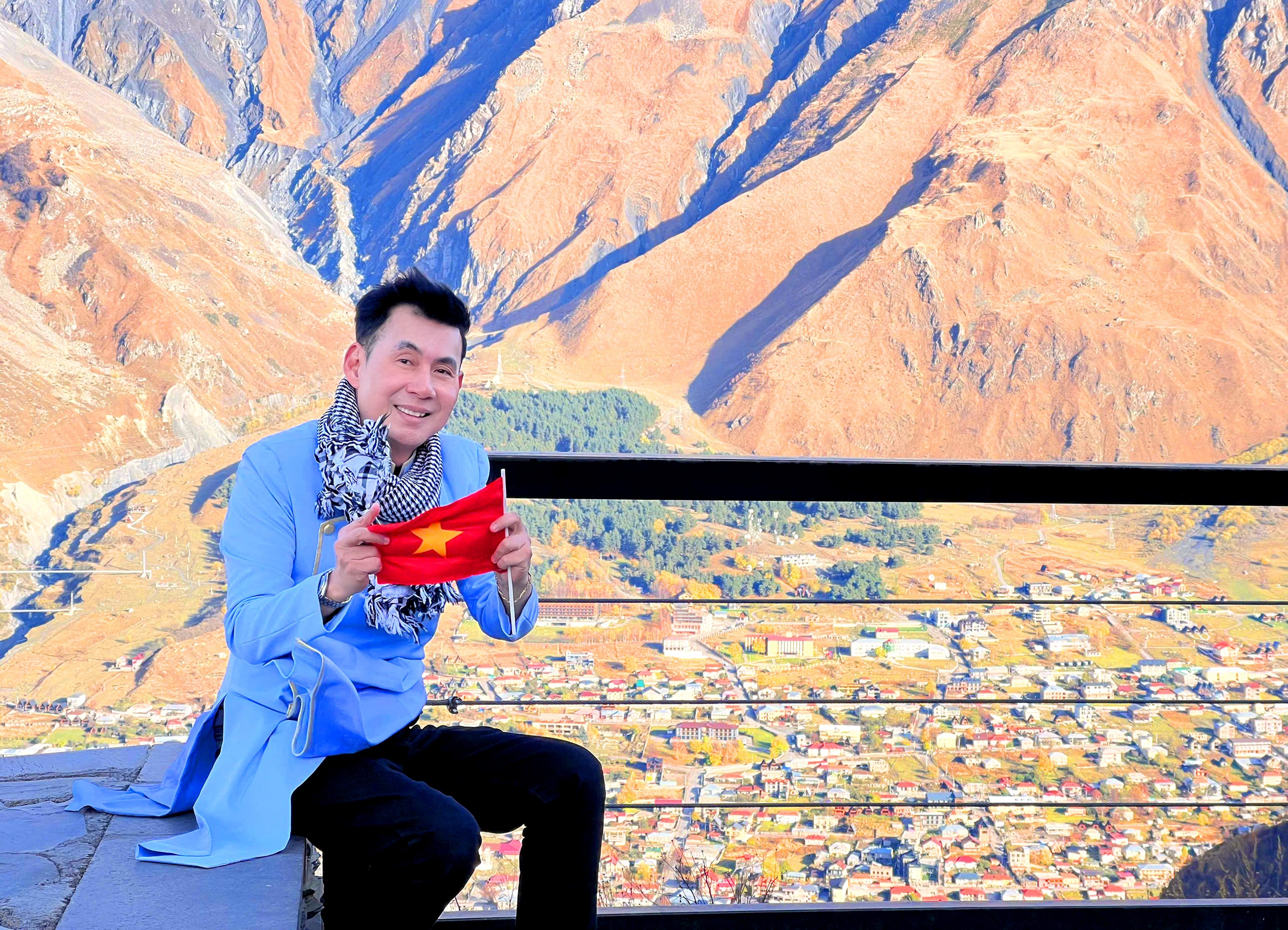 Đoan Trường mang Quốc kỳ Việt Nam chinh phục dãy núi Kavkaz cao 5.000m