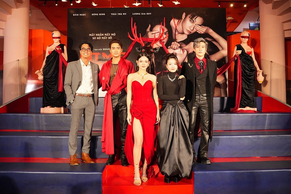 ‘Bịt mắt bắt nai’ nhận loạt lời chê, đạo diễn Hoàng Thơ phản ứng như thế nào?