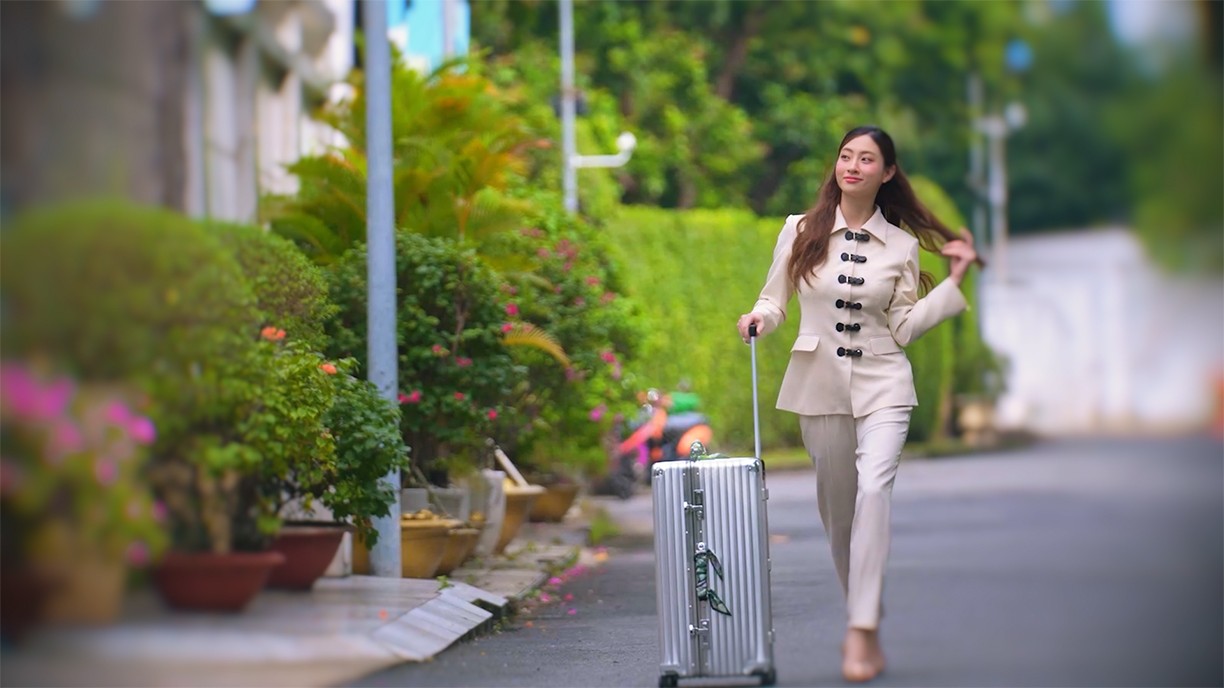 Hoa hậu Lương Thùy Linh gây bất ngờ với series 'Xinh-Đờ-Rê-Linh'