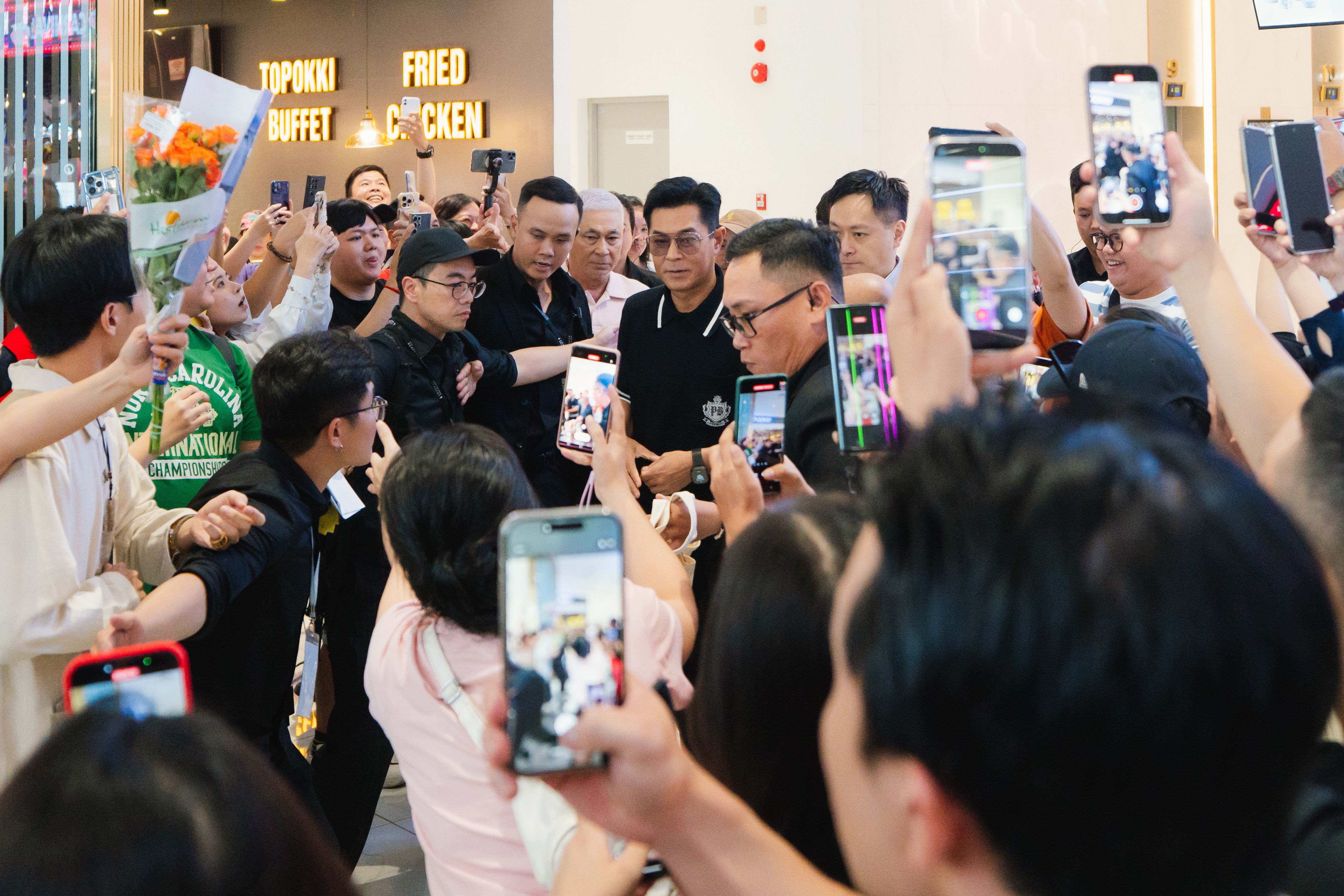 Đông đảo nghệ sĩ hội tụ thảm đỏ sự kiện Gala điện ảnh Hong Kong lần đầu tiên tại Việt Nam