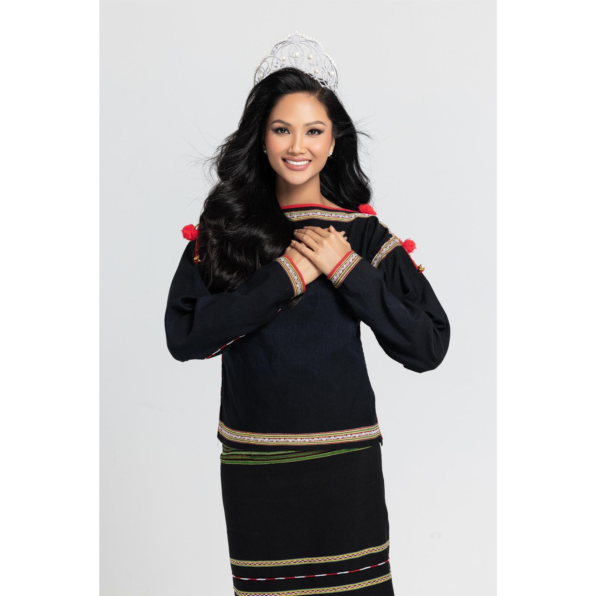 Lùm xùm 'cà phê sữa mẹ' của chồng H'Hen Niê gây chấn động truyền thông Hàn Quốc