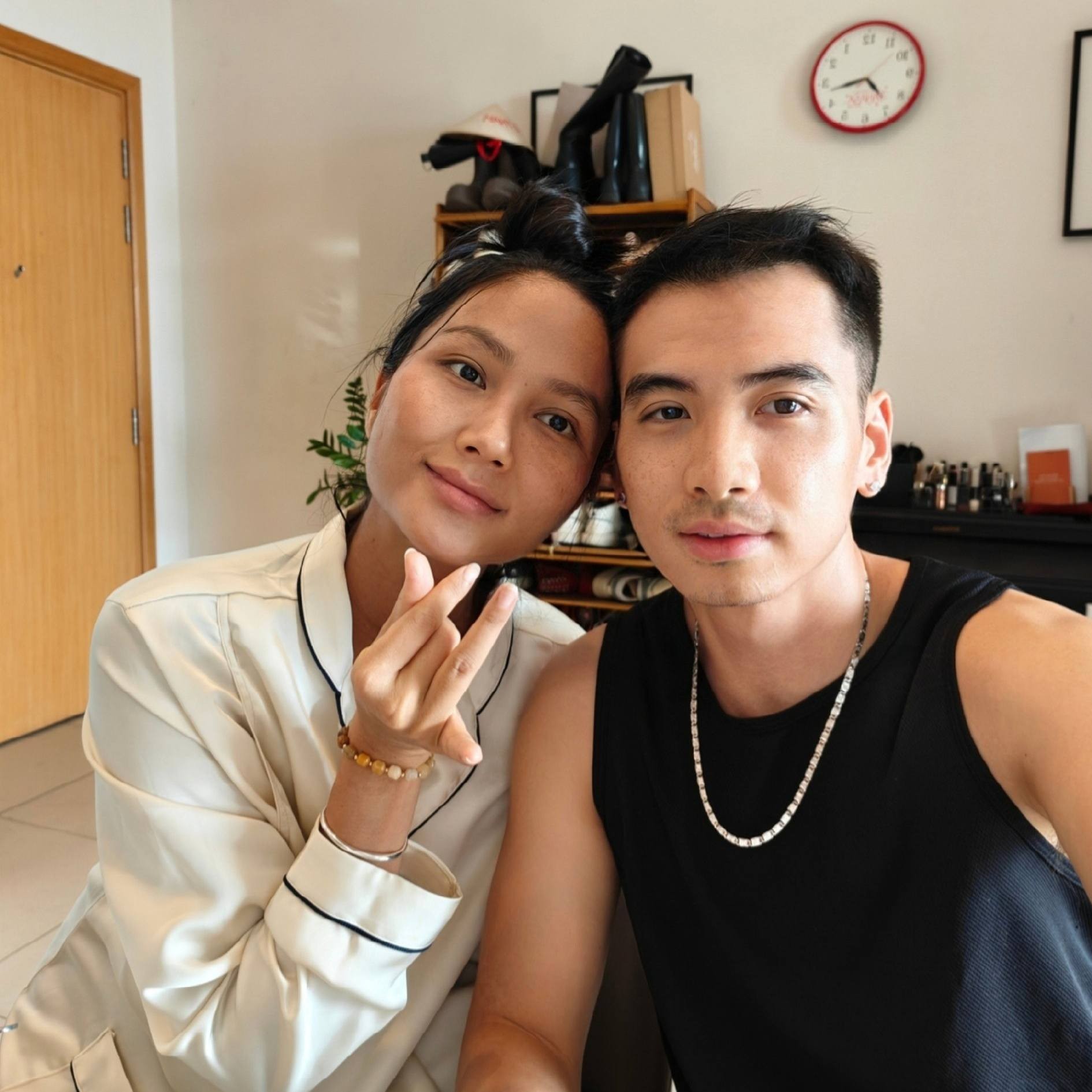 Lùm xùm 'cà phê sữa mẹ' của chồng H'Hen Niê gây chấn động truyền thông Hàn Quốc