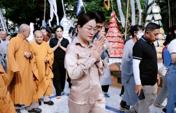 Hoa hậu Hoàng Thanh Nga cùng ông xã tham dự Lễ Kỳ Siêu tưởng niệm anh linh liệt sĩ tại Công viên Văn hóa Lê Thị Riêng