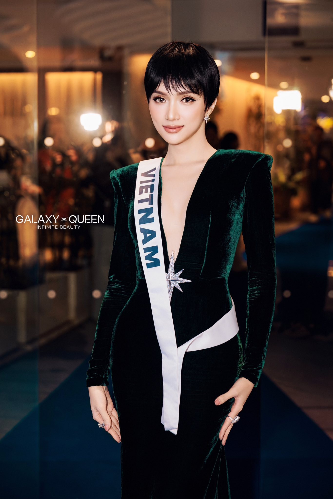 Hương Giang gây sốt với mái tóc khác lạ tại Miss Universe, phản ứng bất ngờ của Nawat