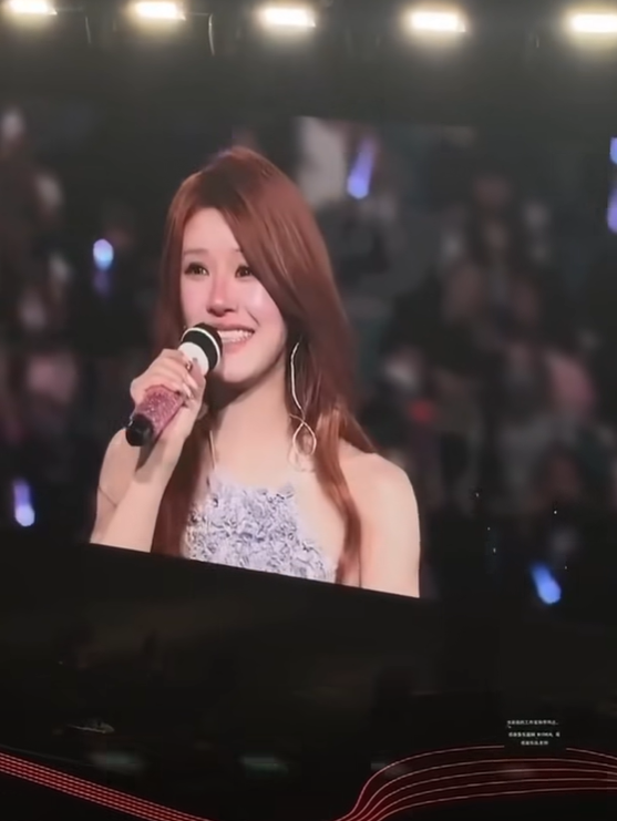 Triệu Lộ Tư rơi nước mắt tại concert, từng muốn giải nghệ?