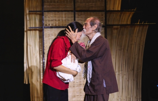 Tình cha con đầy xúc động giúp Huỳnh Thơ giành 4 điểm 10 tuyệt đối tại 'Tình Bolero 2025'