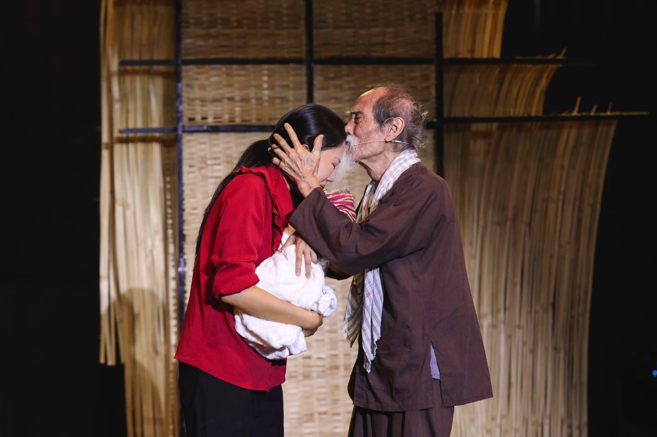 Tình cha con đầy xúc động giúp Huỳnh Thơ giành 4 điểm 10 tuyệt đối tại 'Tình Bolero 2025'