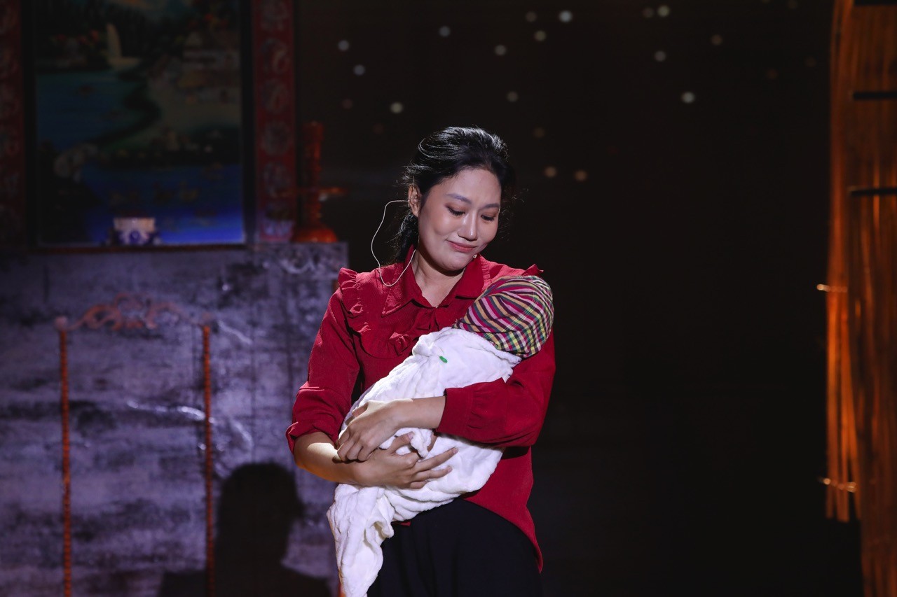 Tình cha con đầy xúc động giúp Huỳnh Thơ giành 4 điểm 10 tuyệt đối tại 'Tình Bolero 2025'