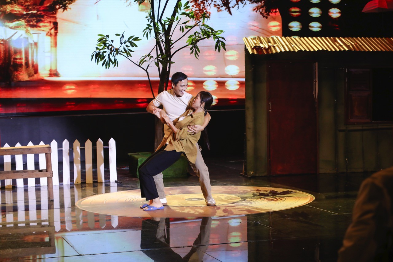 Tình cha con đầy xúc động giúp Huỳnh Thơ giành 4 điểm 10 tuyệt đối tại 'Tình Bolero 2025'