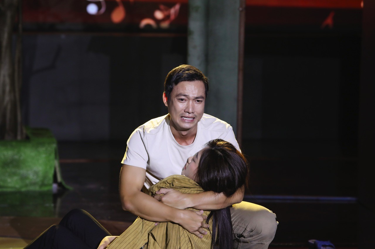 Tình cha con đầy xúc động giúp Huỳnh Thơ giành 4 điểm 10 tuyệt đối tại 'Tình Bolero 2025'