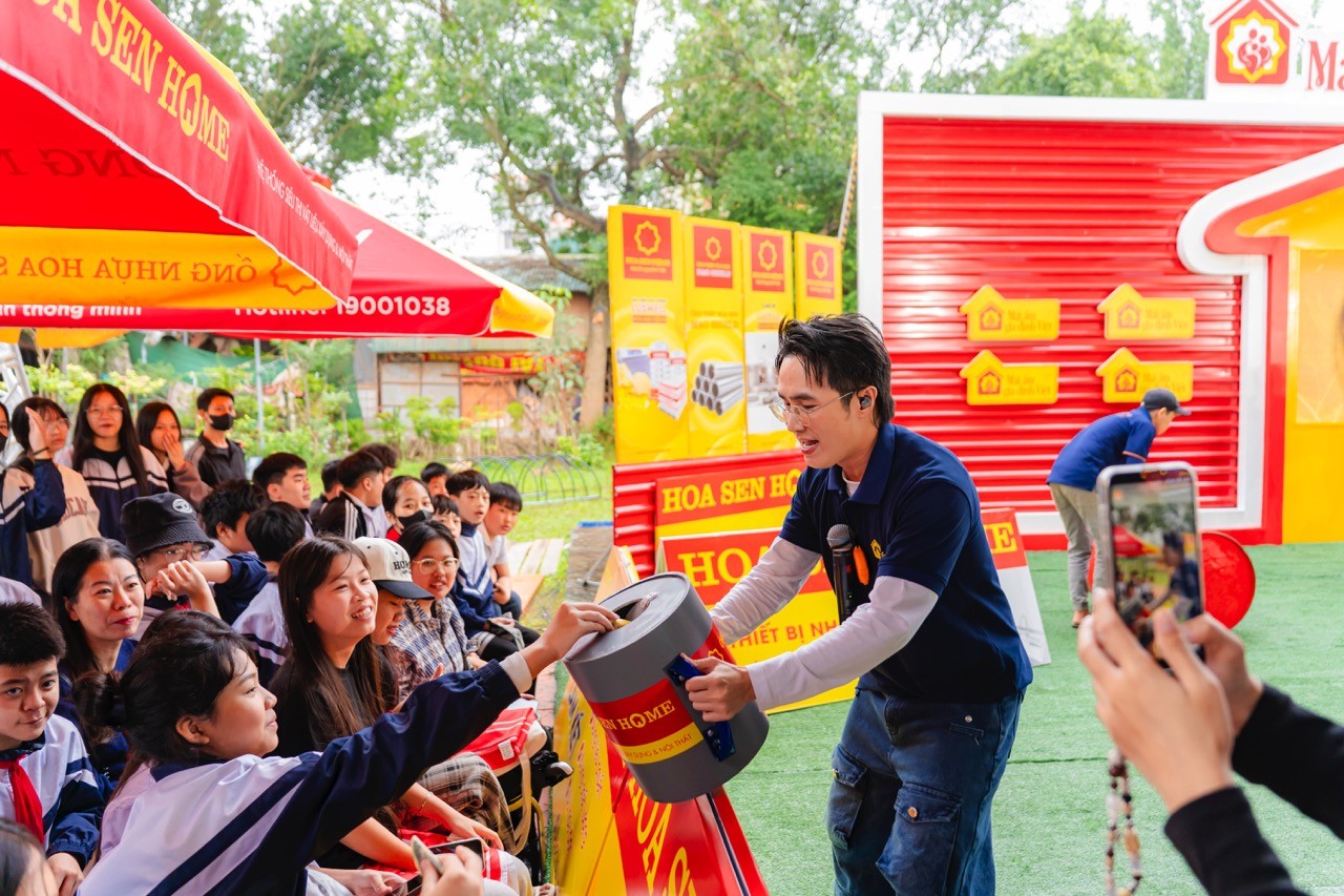 Diễn viên Diệu Nhi khóc cười cùng 'Mái ấm gia đình Việt' tại Hà Nội