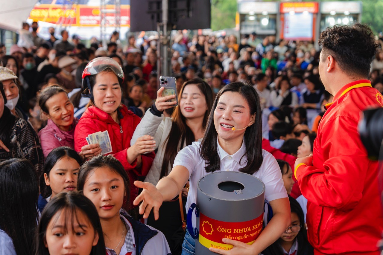 Diễn viên Diệu Nhi khóc cười cùng 'Mái ấm gia đình Việt' tại Hà Nội