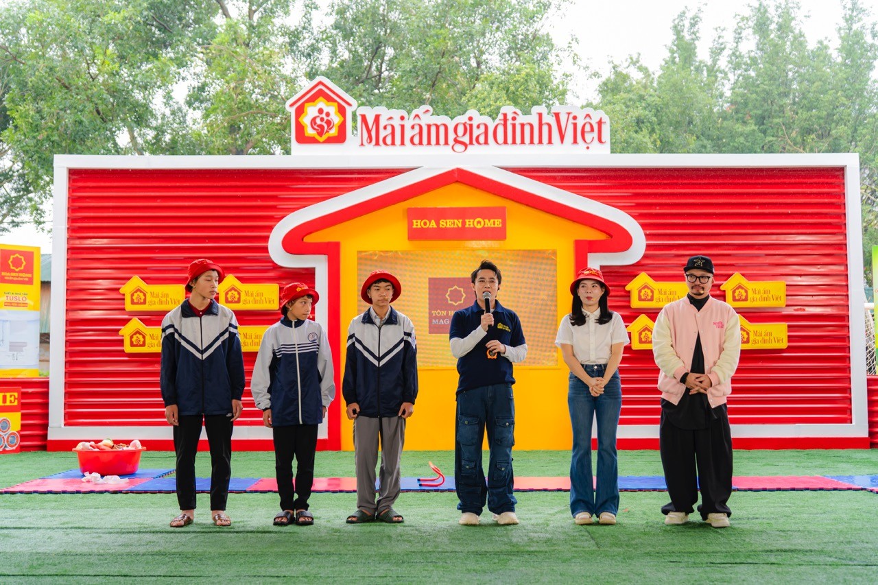 Diễn viên Diệu Nhi khóc cười cùng 'Mái ấm gia đình Việt' tại Hà Nội