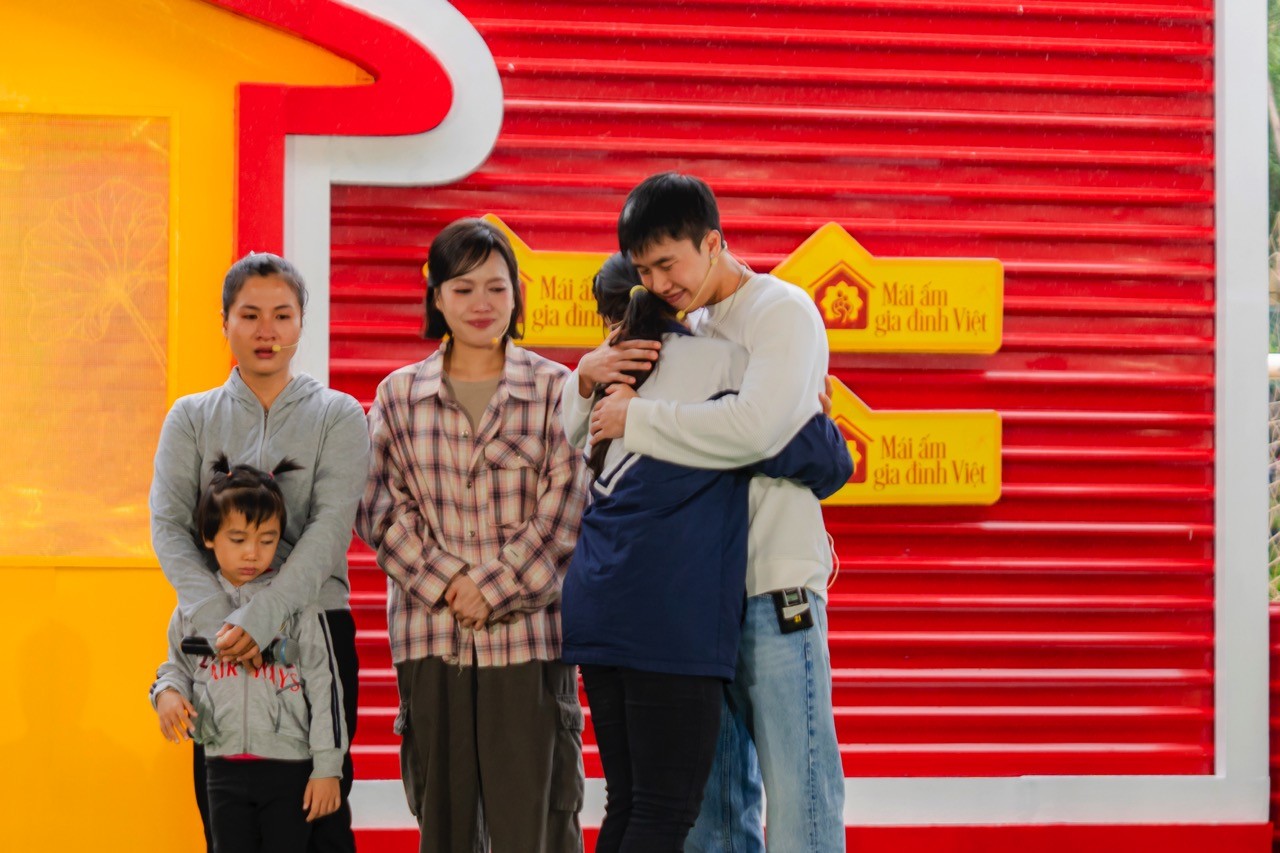 Diễn viên Diệu Nhi khóc cười cùng 'Mái ấm gia đình Việt' tại Hà Nội