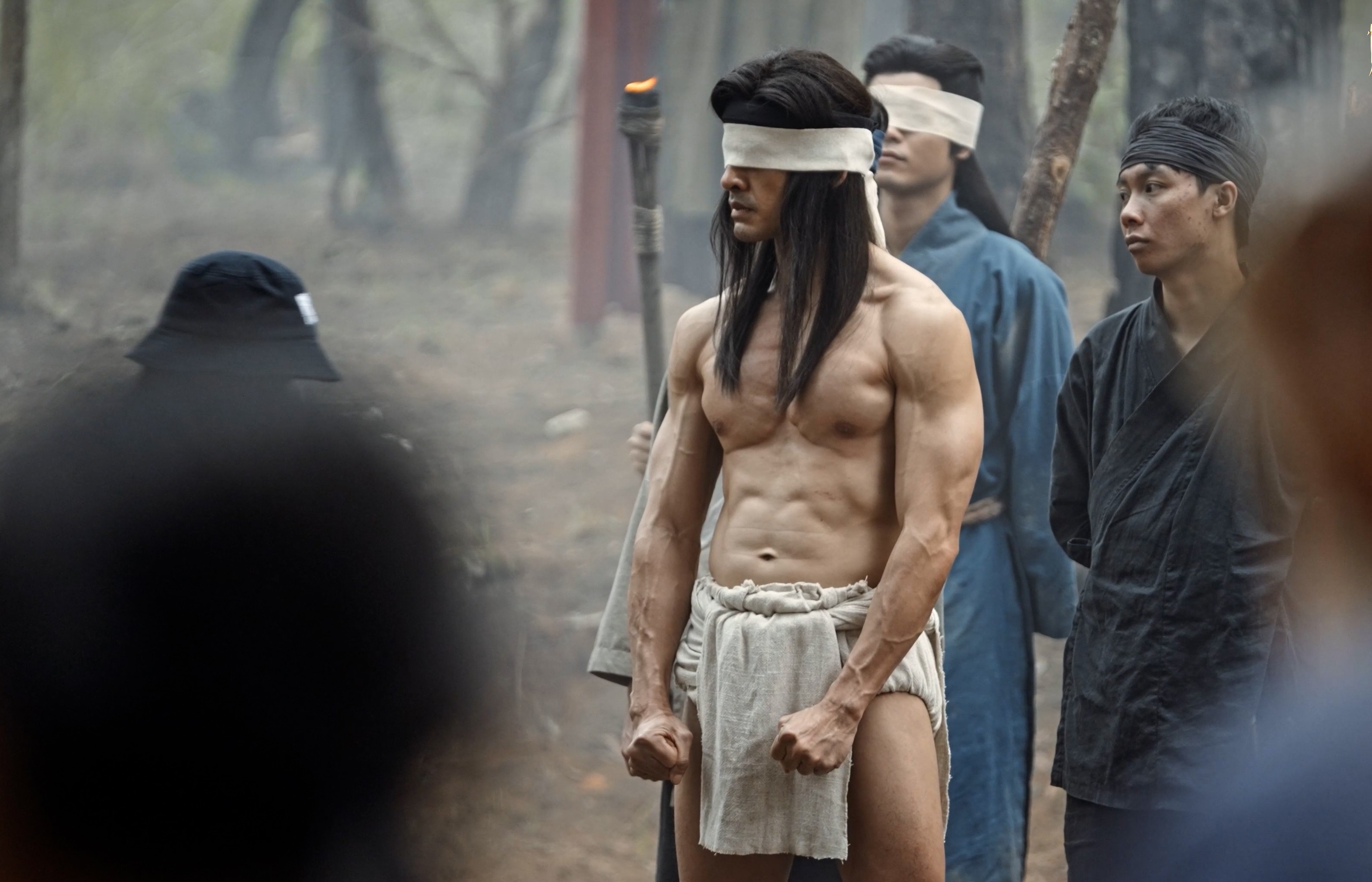 Hậu trường đại cảnh 'Hoàng tử quỷ': Lương Thế Thành khoe hình thể vạm vỡ, đấu vật trước hàng trăm diễn viên quần chúng