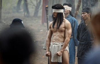 Hậu trường đại cảnh 'Hoàng tử quỷ': Lương Thế Thành khoe hình thể vạm vỡ, đấu vật trước hàng trăm diễn viên quần chúng