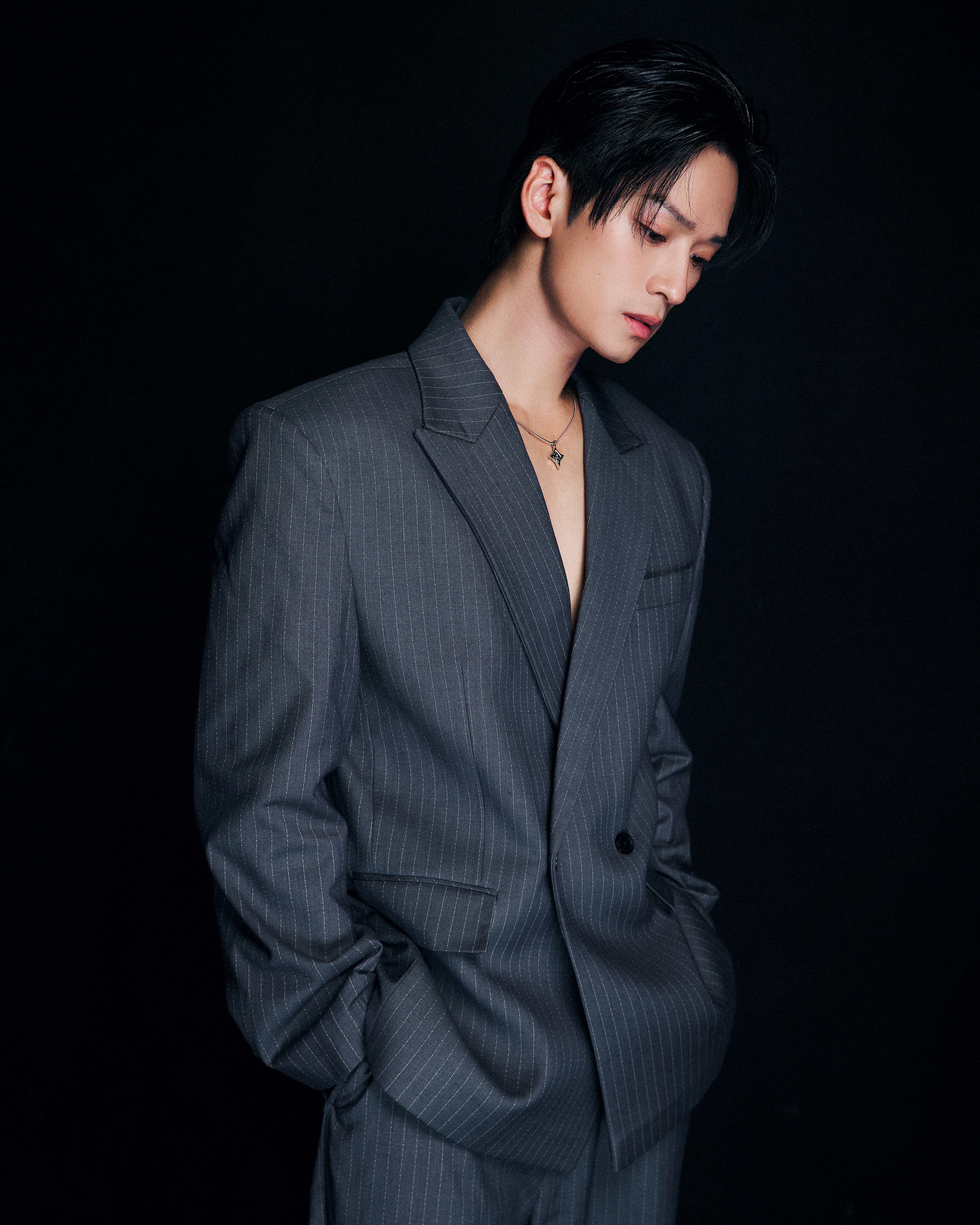 Trần Nghĩa - Trùm cuối của 'Trái tim què quặt' cùng Quách Ngọc Ngoan, Việt Hưng xuất hiện cực chất trong bộ ảnh mới với hai mỹ nhân