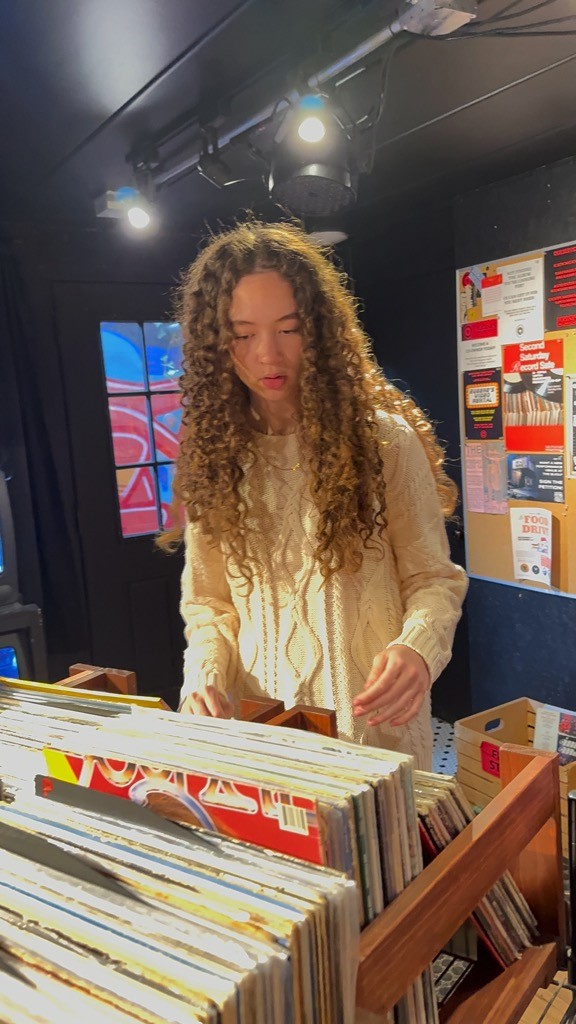 Ngọc Nga hạnh phúc cùng ông xã sang thăm hai con học nghệ thuật ở Michigan