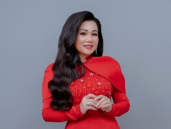 Giọng ca bolero Dương Hồng Loan tiết lộ chuyện học Luật giữa mùa dịch